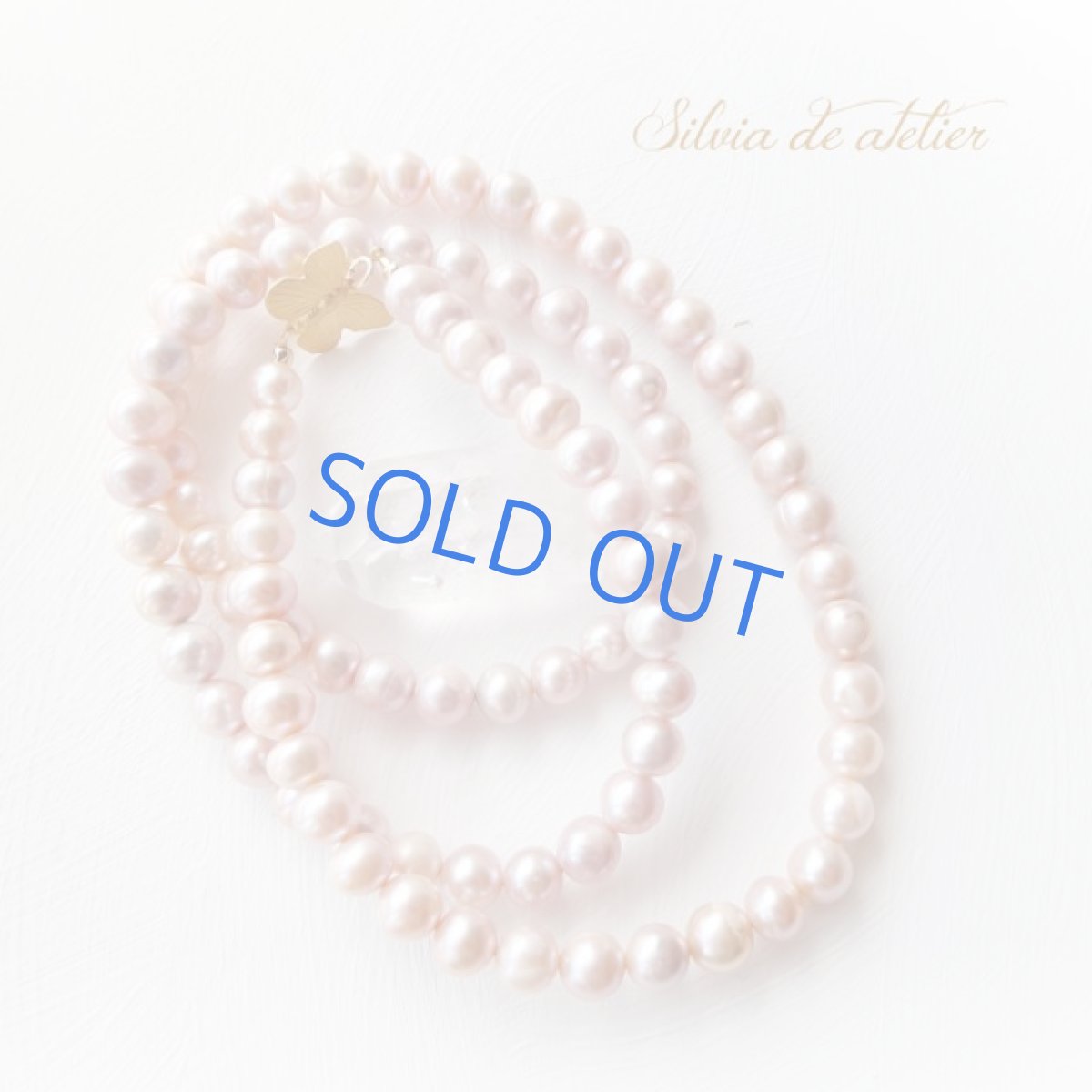 画像3: ＜訳あり・２本のみ＞バタフライ真鍮製チャーム付き　ライトピンク〜ラベンダー　グラデーション　大粒淡水パールロングネックレス (3)