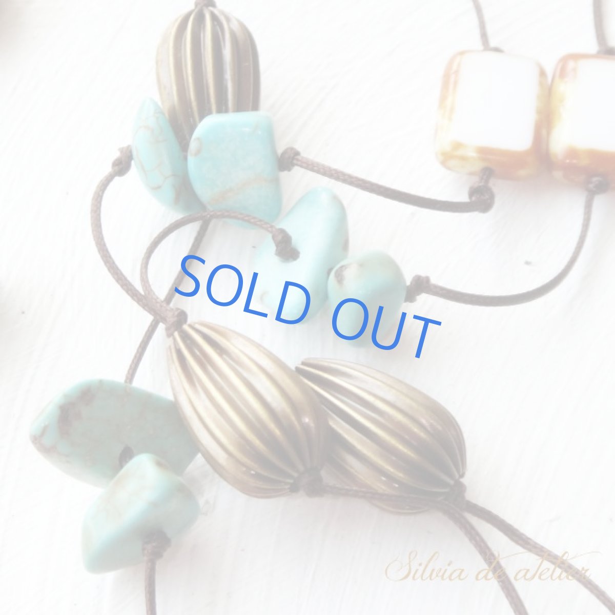 画像5: １点もの　ホワイトチェコガラス　天然ターコイズ　ブラウンビーズコード　エアリー　ロングネックレス (5)