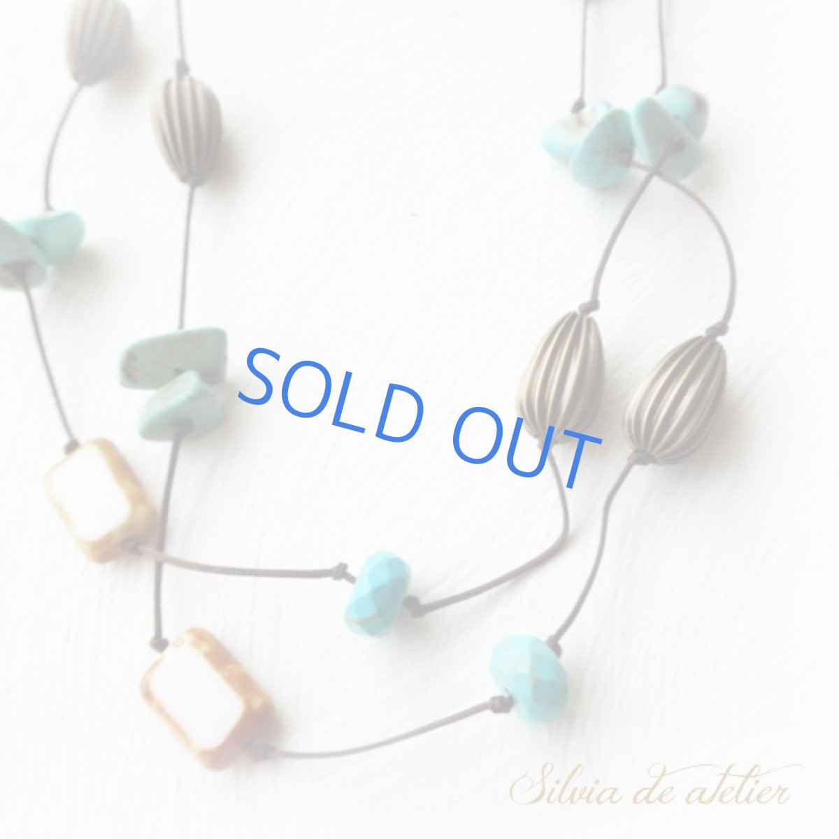 画像2: １点もの　ホワイトチェコガラス　天然ターコイズ　ブラウンビーズコード　エアリー　ロングネックレス (2)