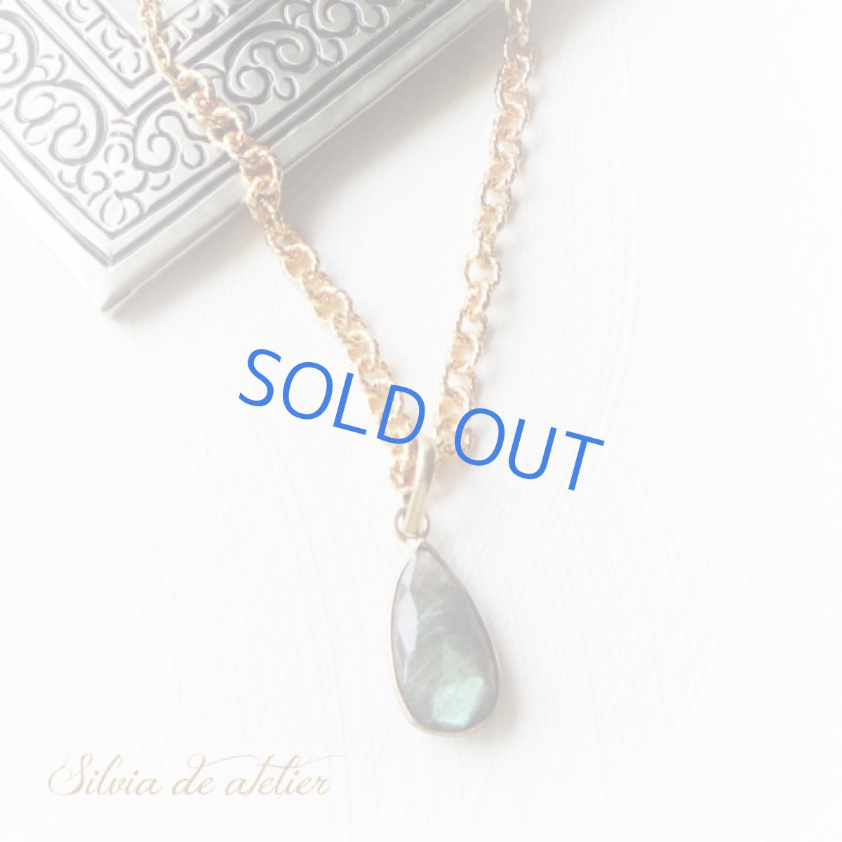 画像2: 1点もの　大粒ラブラドライト　細長フレーム　ゴールドロングチェーンネックレス (2)