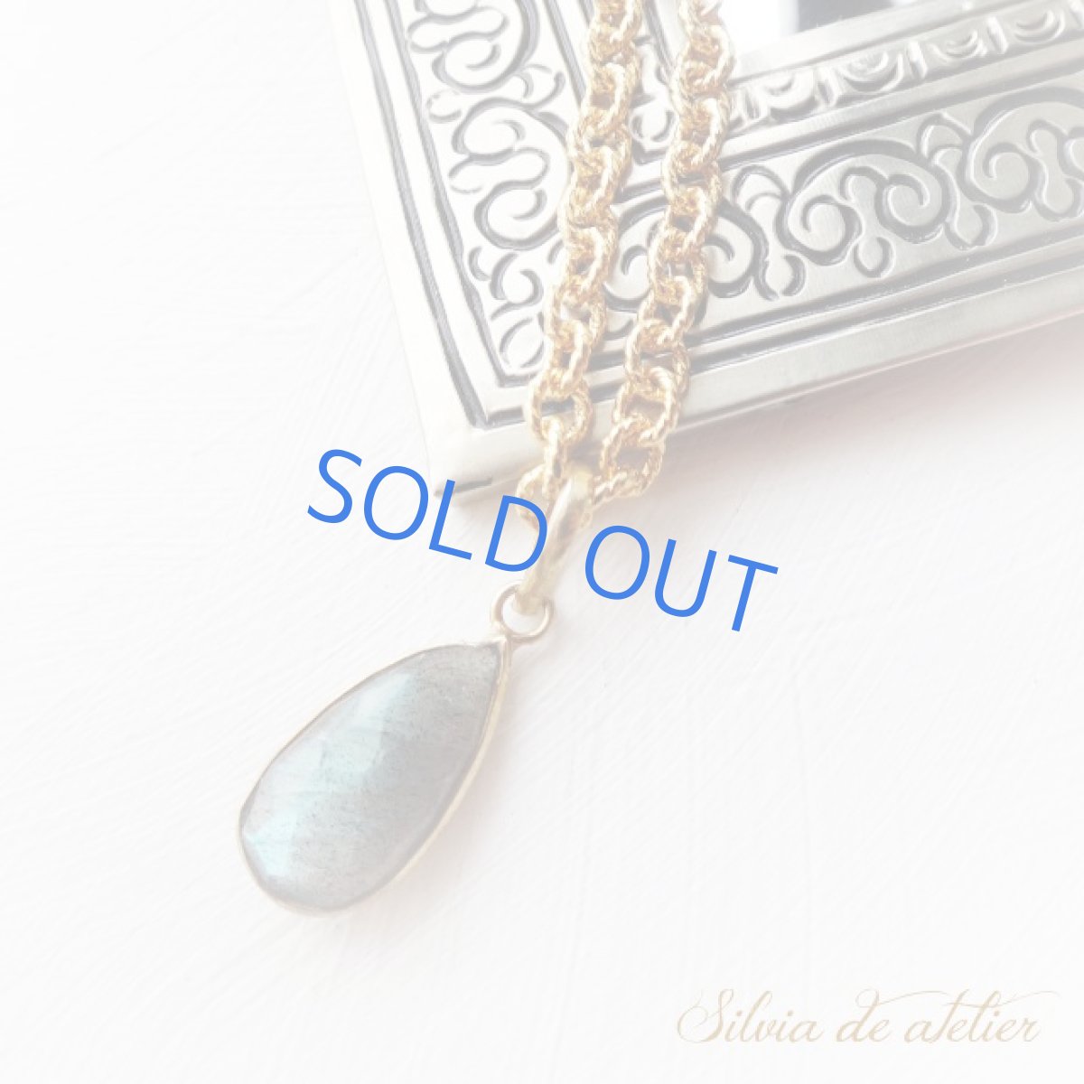 画像6: 1点もの　大粒ラブラドライト　細長フレーム　ゴールドロングチェーンネックレス (6)