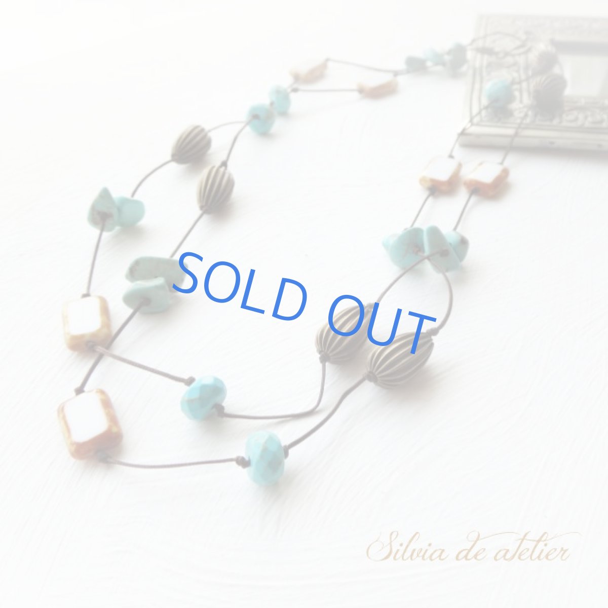 画像4: １点もの　ホワイトチェコガラス　天然ターコイズ　ブラウンビーズコード　エアリー　ロングネックレス (4)