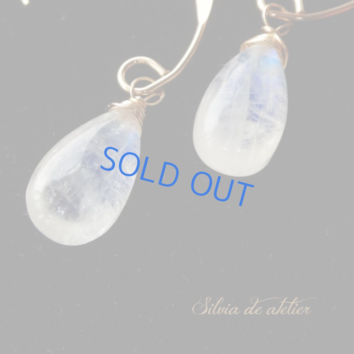 画像2: 大粒 AAA レインボームーンストーン 細長スムースドロップ 14kgfアーモンドフックピアス (2)