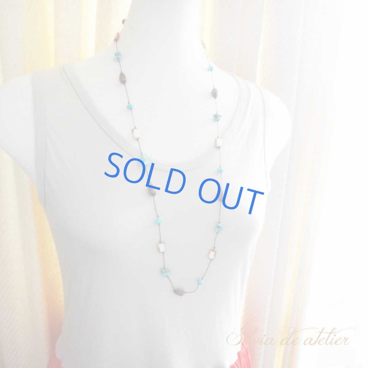 画像7: １点もの　ホワイトチェコガラス　天然ターコイズ　ブラウンビーズコード　エアリー　ロングネックレス (7)