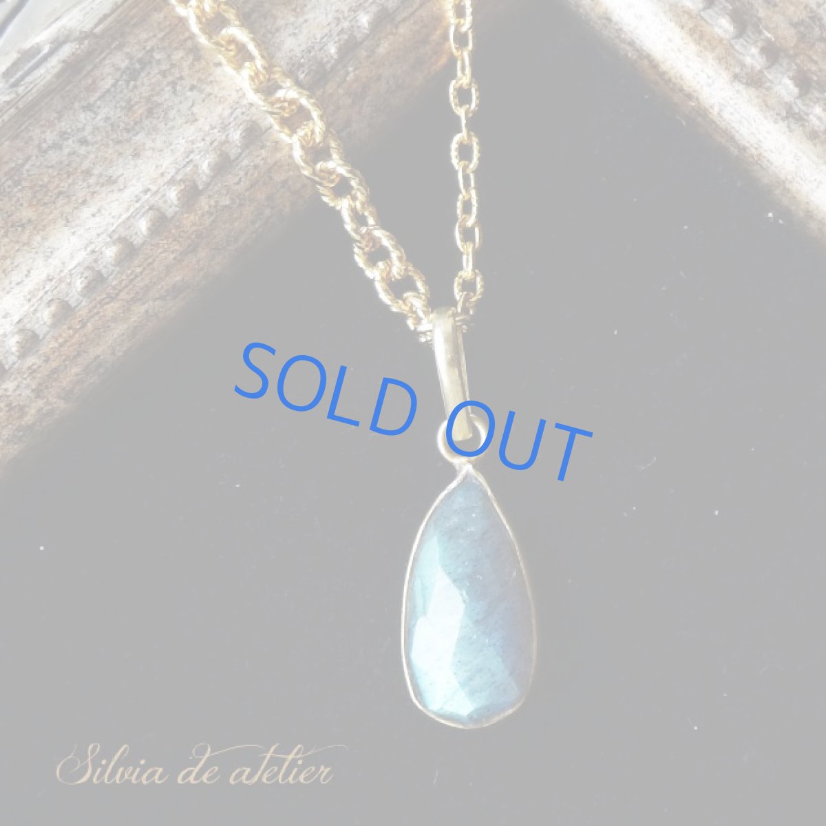 画像3: 1点もの　大粒ラブラドライト　細長フレーム　ゴールドロングチェーンネックレス (3)