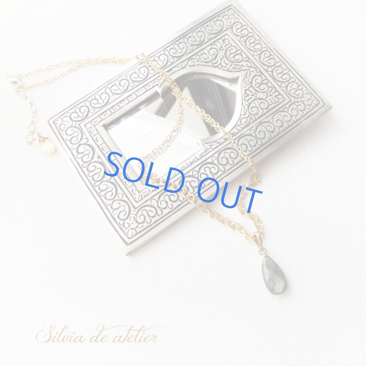 画像5: 1点もの　大粒ラブラドライト　細長フレーム　ゴールドロングチェーンネックレス (5)