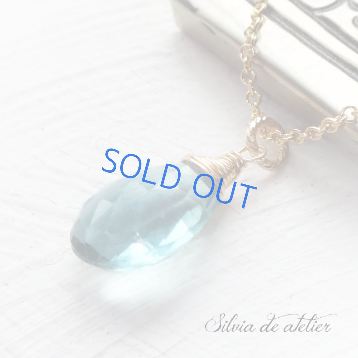 画像2: 残り1 宝石質 アクアグリーン フローライト ペアシェイプ ワイヤー巻 14kgfネックレス (2)