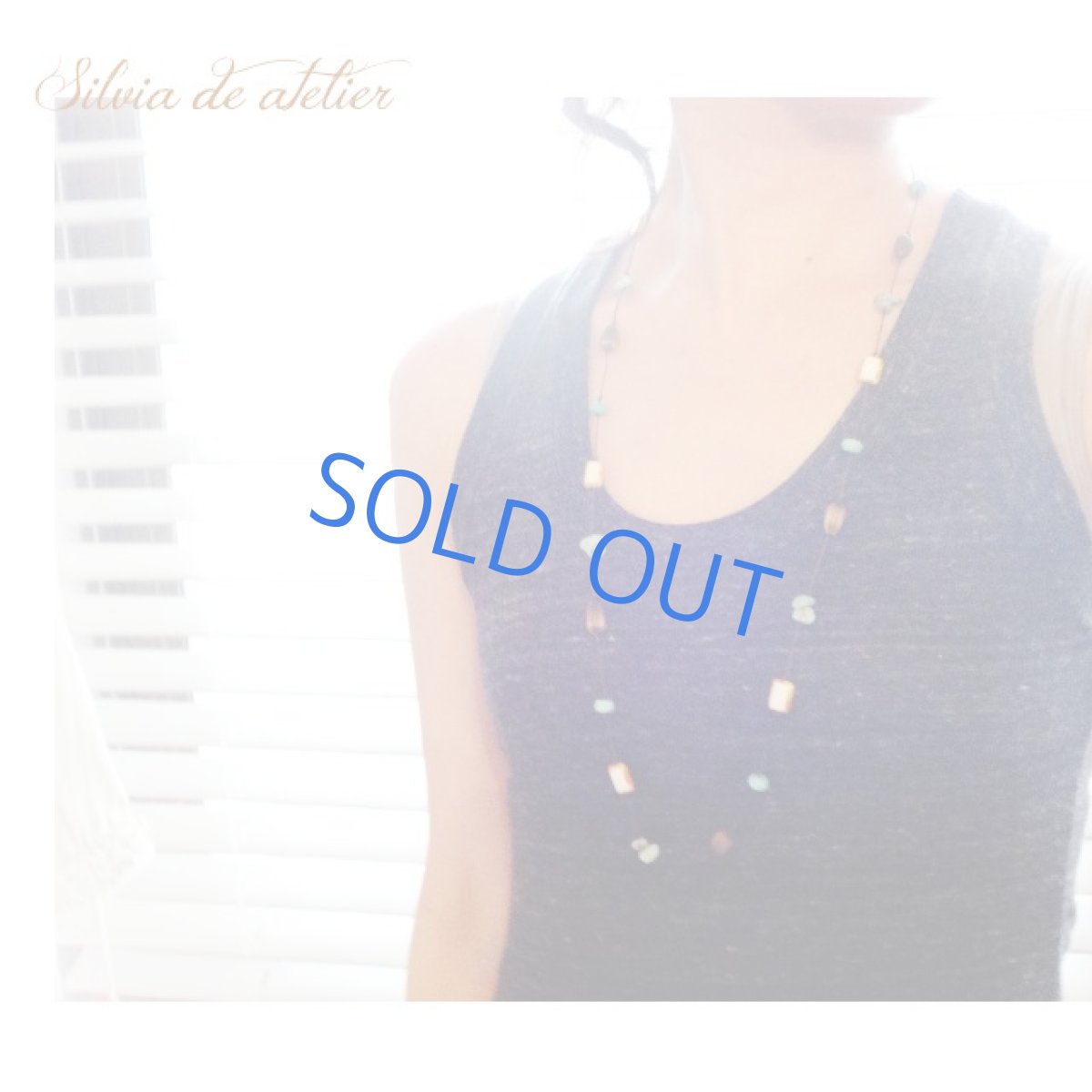 画像9: １点もの　ホワイトチェコガラス　天然ターコイズ　ブラウンビーズコード　エアリー　ロングネックレス (9)