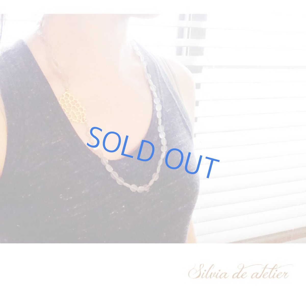 画像5: 残り１　グレーオニキス＆淡水パール　マットゴールドデザインチャーム　ミディアムネックレス (5)