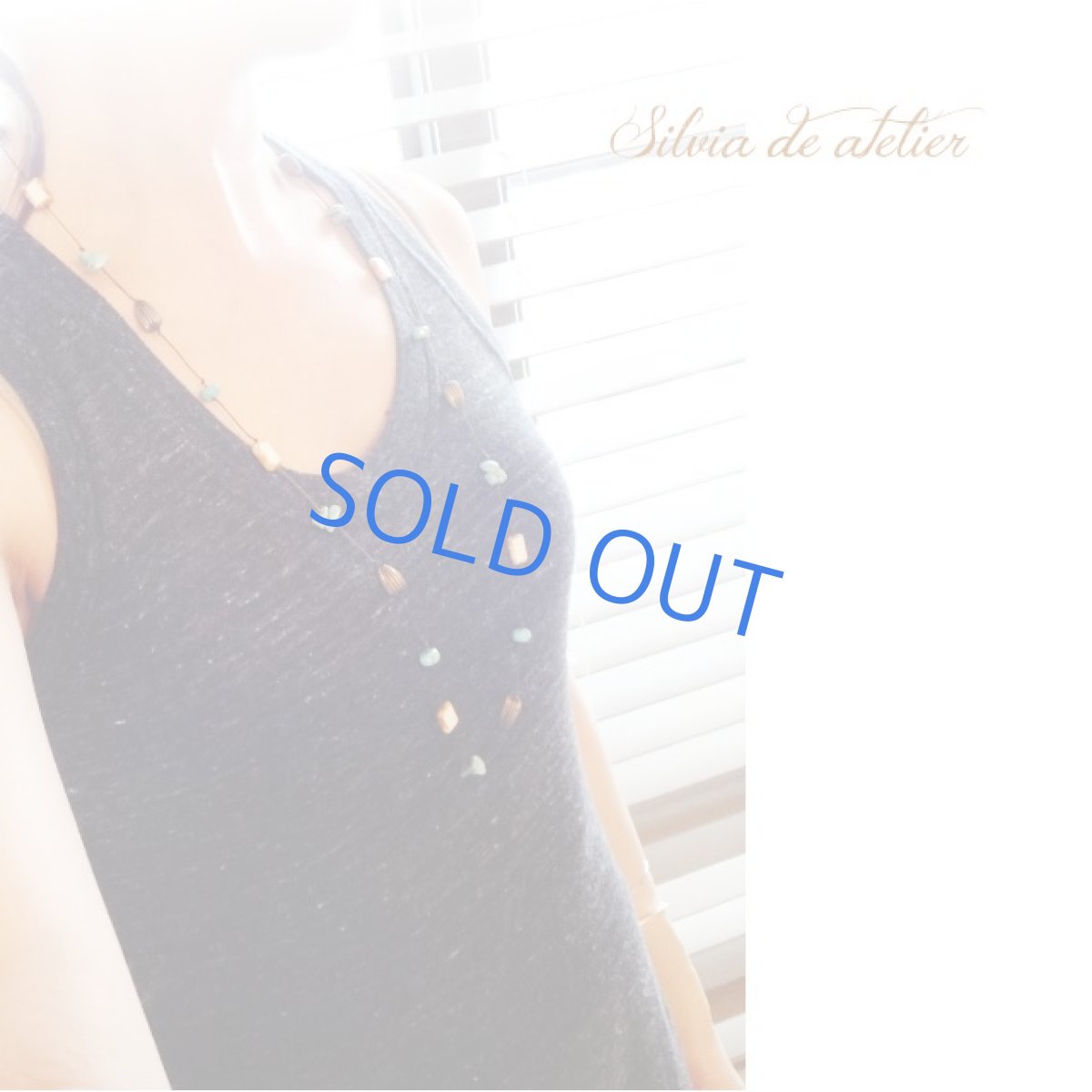 画像10: １点もの　ホワイトチェコガラス　天然ターコイズ　ブラウンビーズコード　エアリー　ロングネックレス (10)