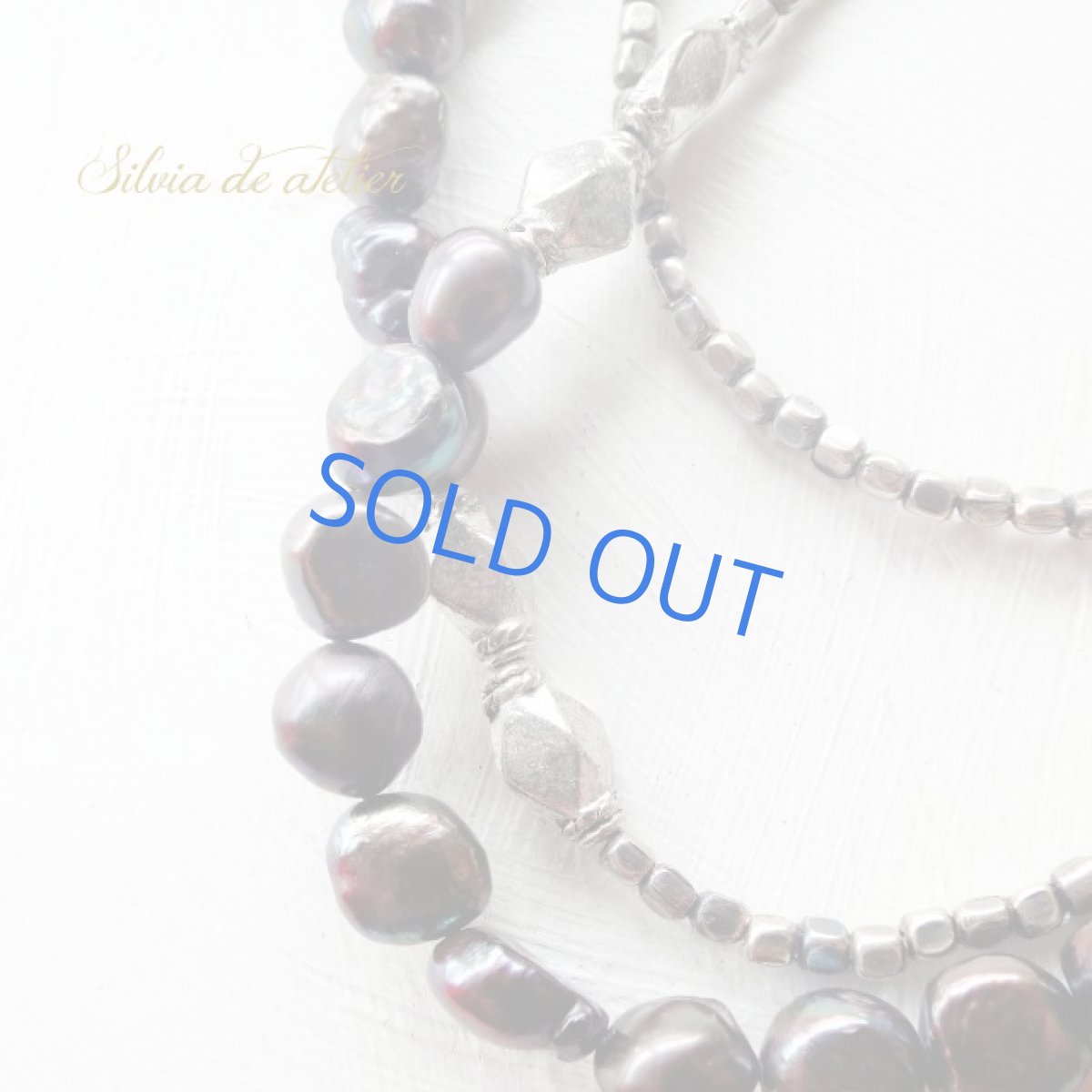 画像2: 在庫僅少　ブラックパープル　淡水パールラウンドバロック　アンティークシルバービーズバイカラーロングネックレス (2)