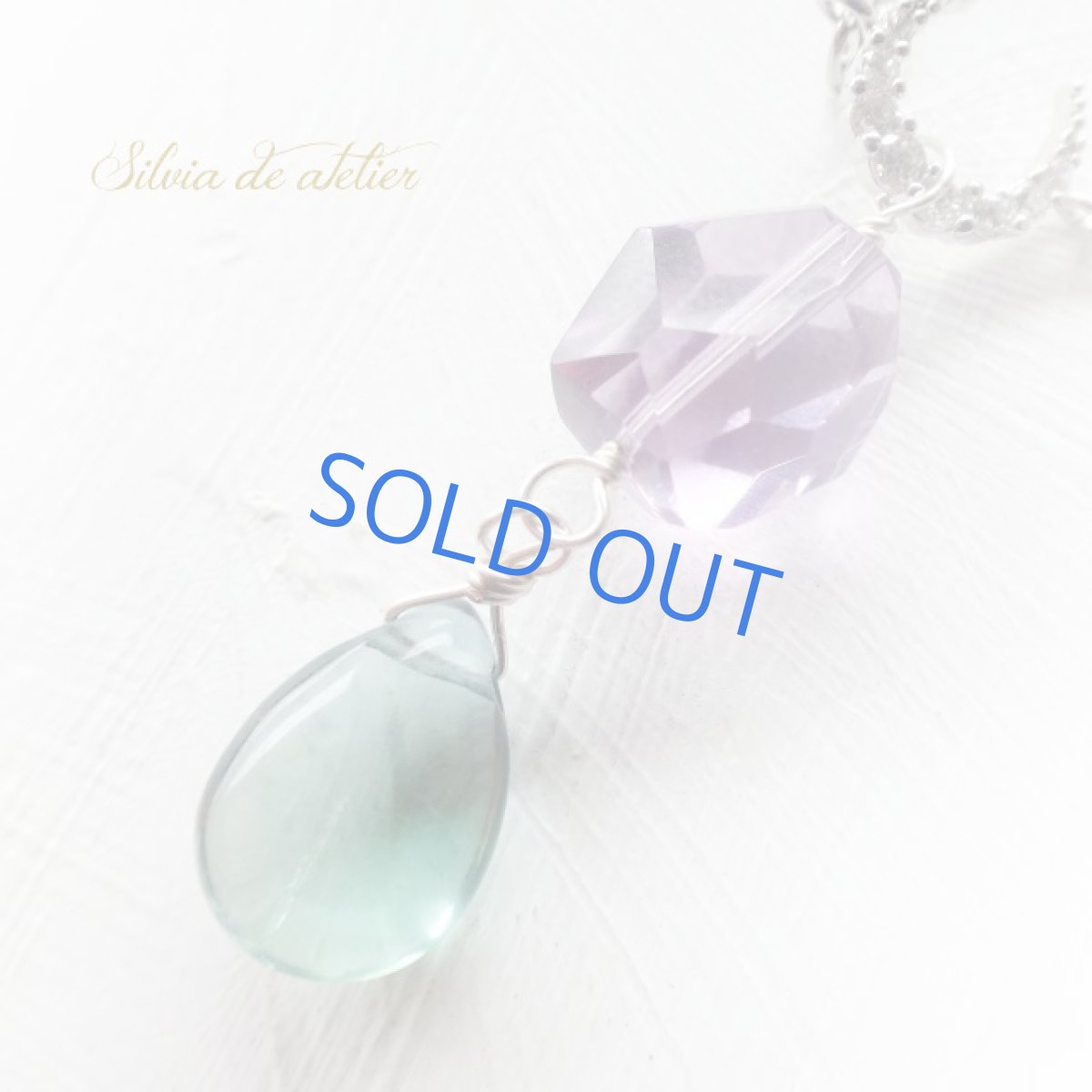 画像2:  ブルーグリーンフローライト　アメジストタンブル　三日月チャーム　シルバーネックレス (2)