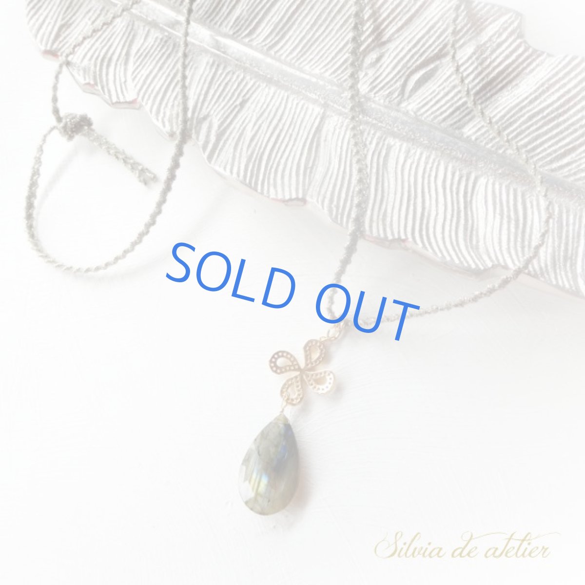 画像4:  大粒ラブラドライト　フラワーチャーム　コードロングネックレス (4)