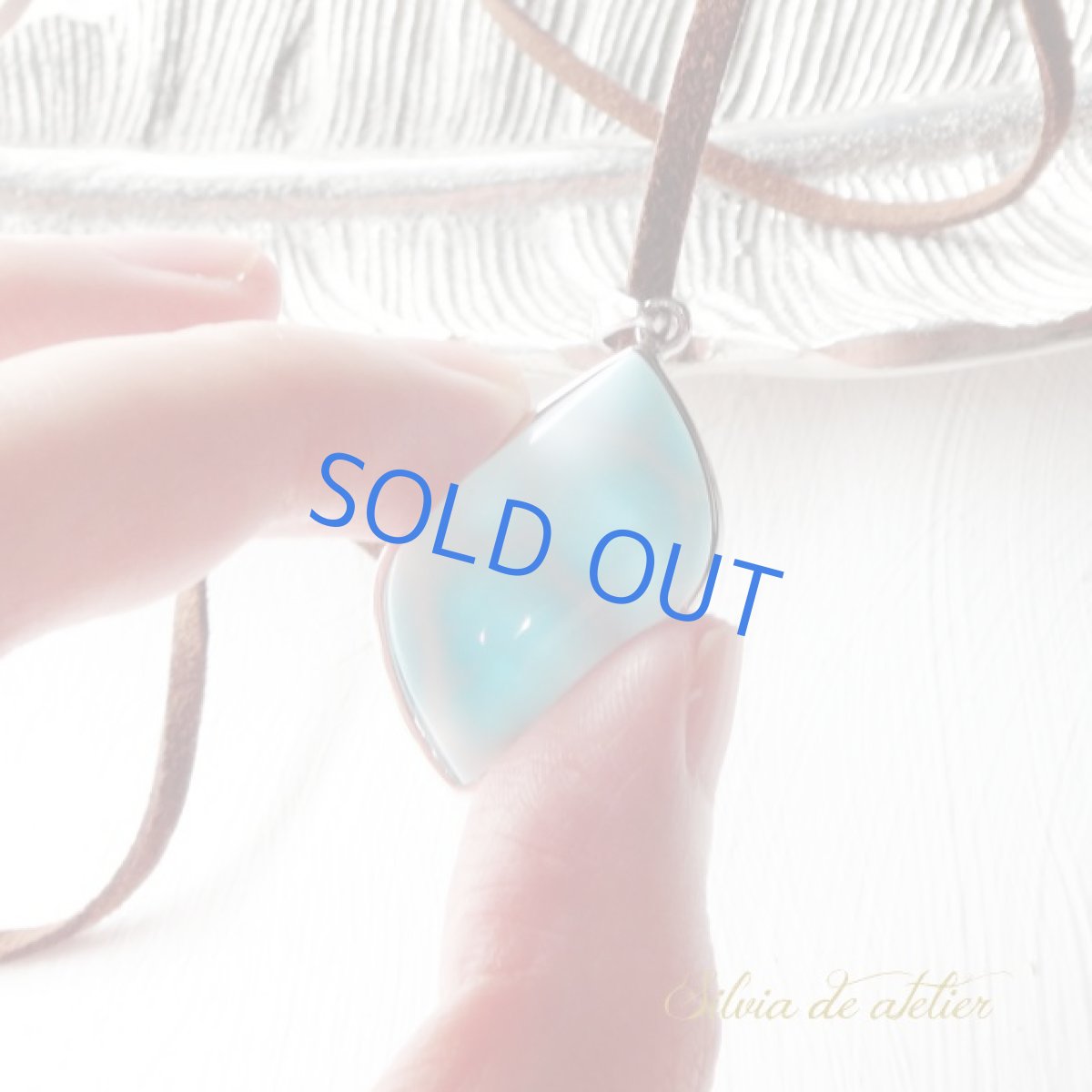 画像2: ＜Secousse＞ドミニカ共和国産　リーフ型　ラリマー　スエード　ブラウンコードネックレス (2)