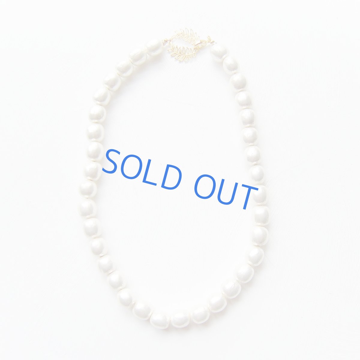 画像2: 限定１　バルサパール　バロック　10mm球　約48cmオフホワイトカラー　デザイン金具　ショートネックレス(コットンパール・デッドストック・ミリアムハスケル) (2)