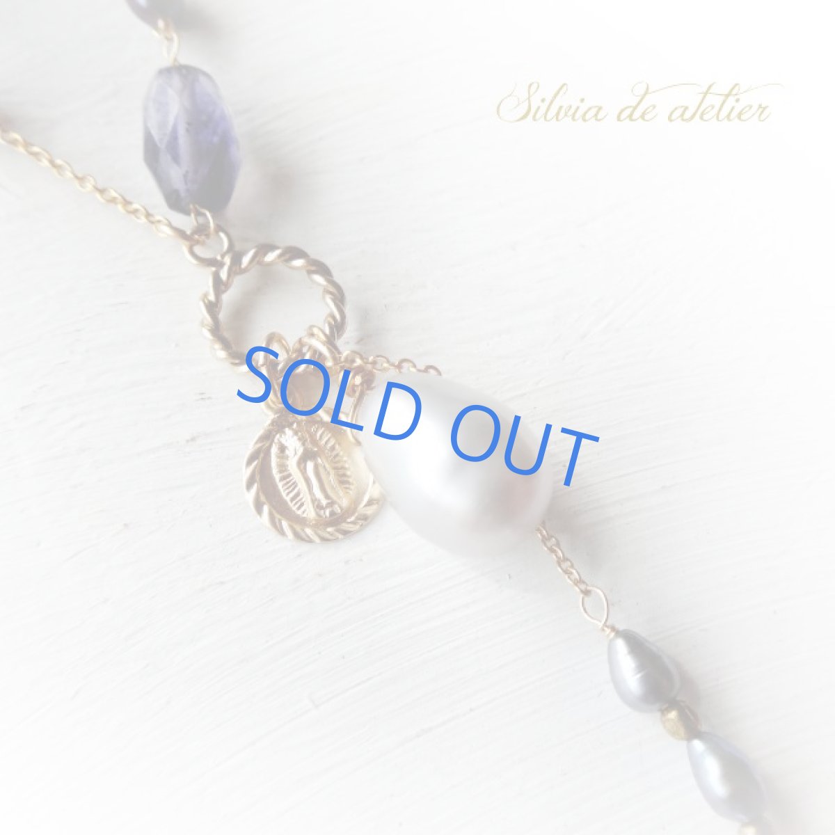 画像2:  アイオライト＆グレー淡水パール　マリアチャーム付き　Y字　14kgfネックレス (2)