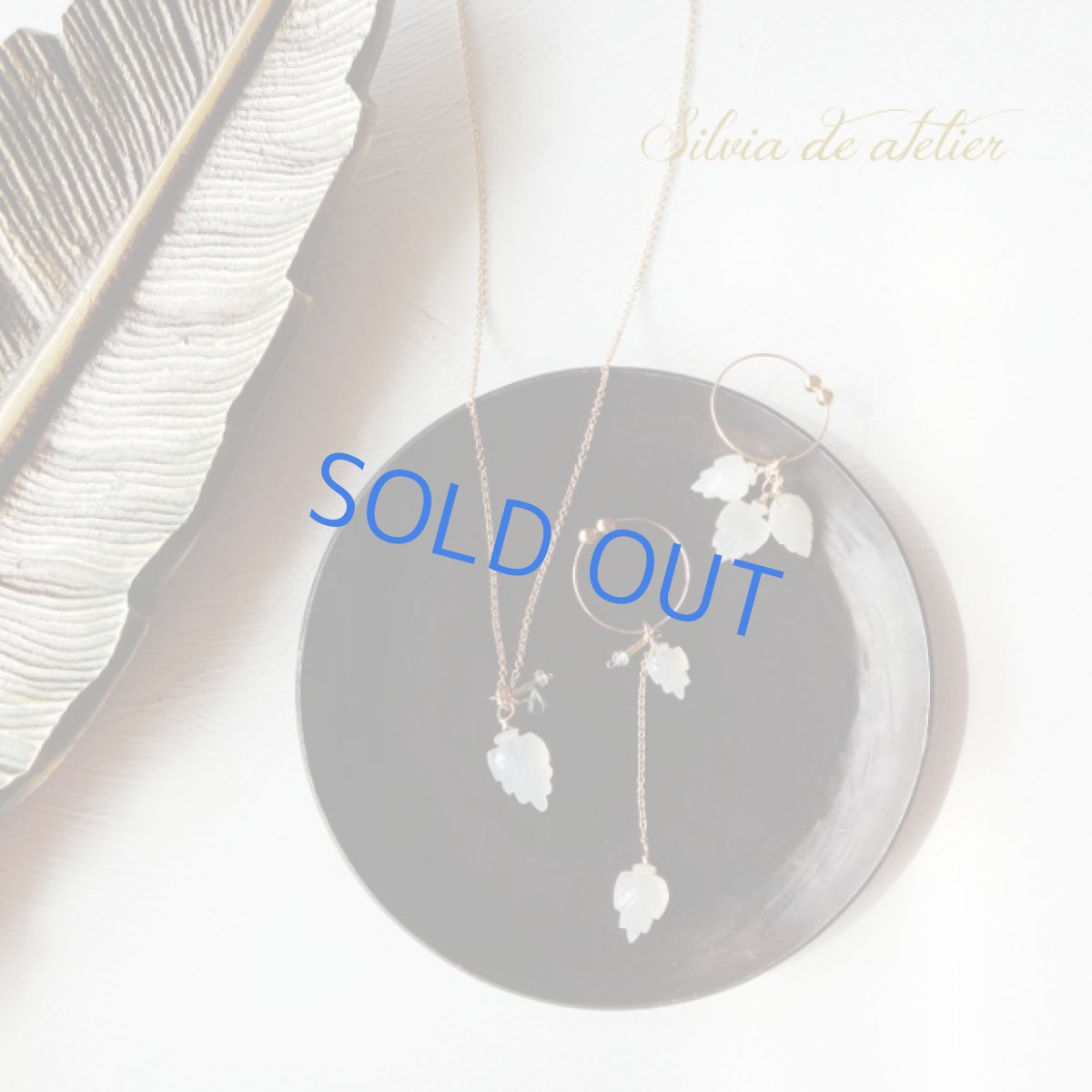 画像7: ＜ピアス変更可・限定数のみ＞アシンメトリー　オフホワイトムーンストーン　リーフ　ゴールドフープ (7)