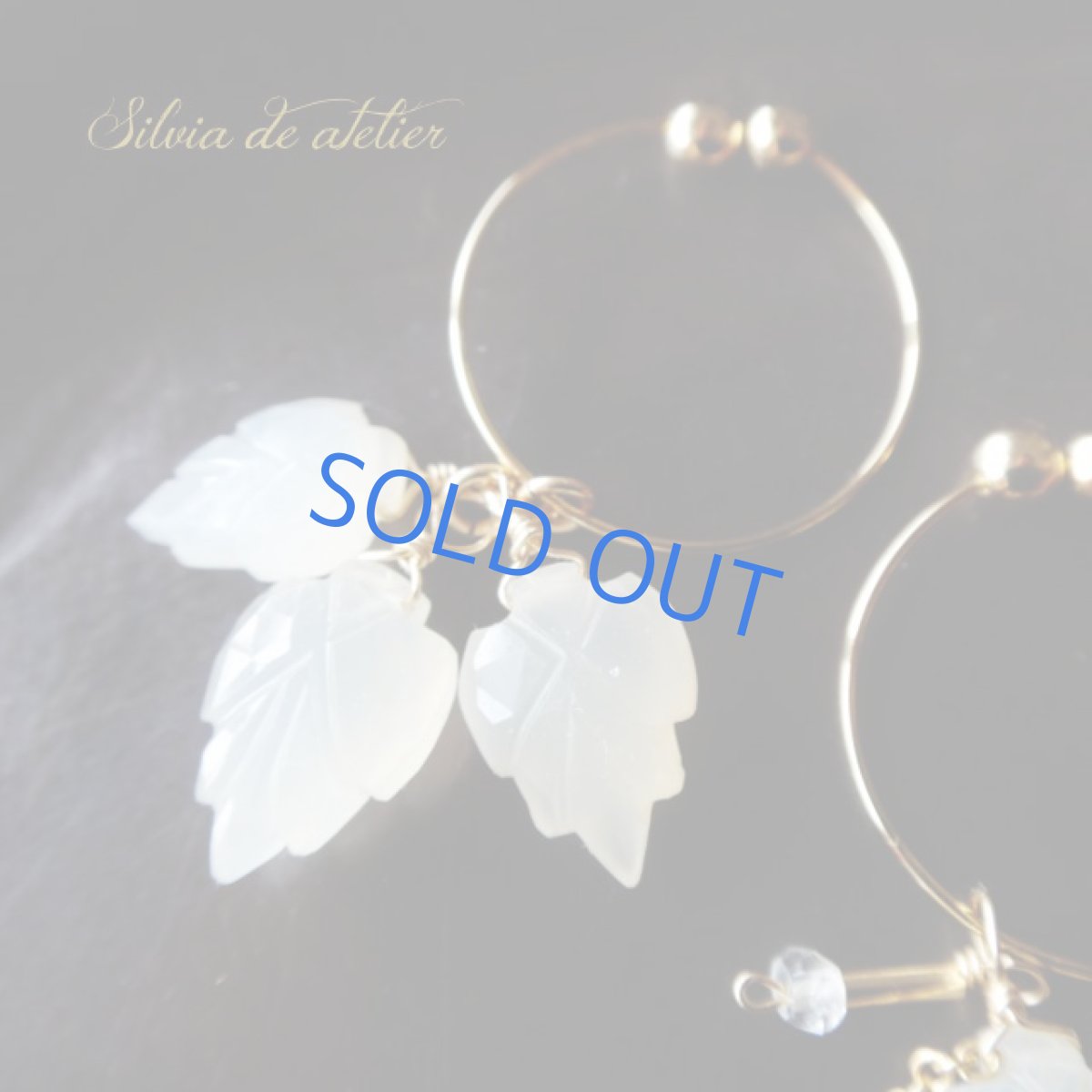 画像3: ＜ピアス変更可・限定数のみ＞アシンメトリー　オフホワイトムーンストーン　リーフ　ゴールドフープ (3)