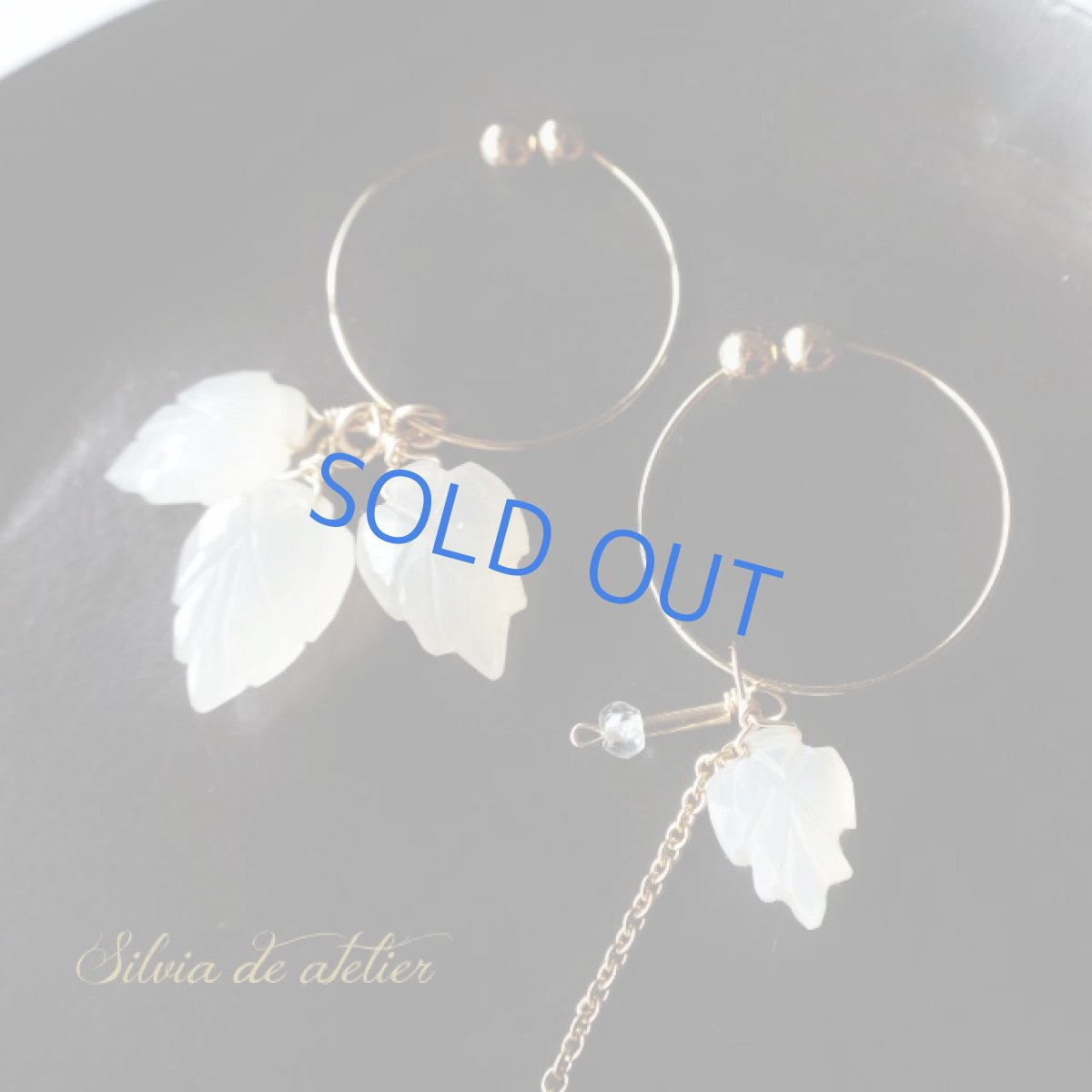 画像2: ＜ピアス変更可・限定数のみ＞アシンメトリー　オフホワイトムーンストーン　リーフ　ゴールドフープ (2)