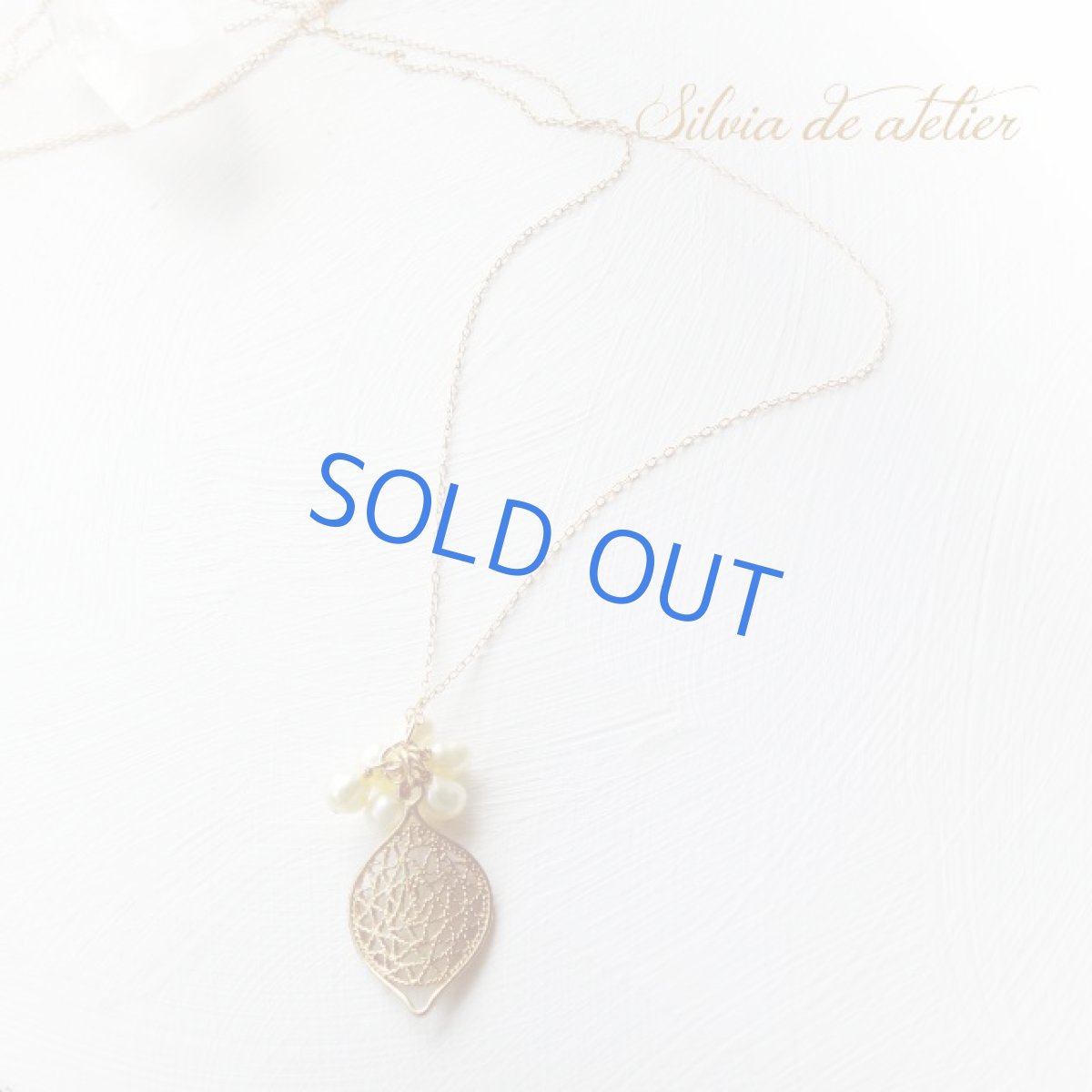 画像3: ＜各1点もの＞カラー淡水パールフリンジ　リーフ透かしチャーム　ゴールドロングネックレス (3)