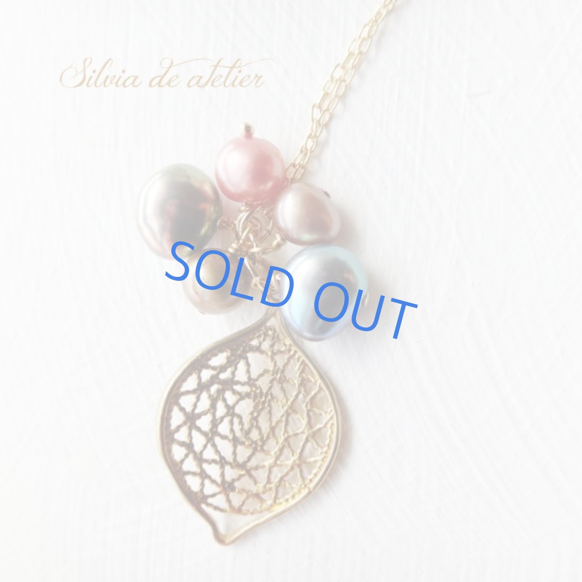 画像4: ＜各1点もの＞カラー淡水パールフリンジ　リーフ透かしチャーム　ゴールドロングネックレス (4)