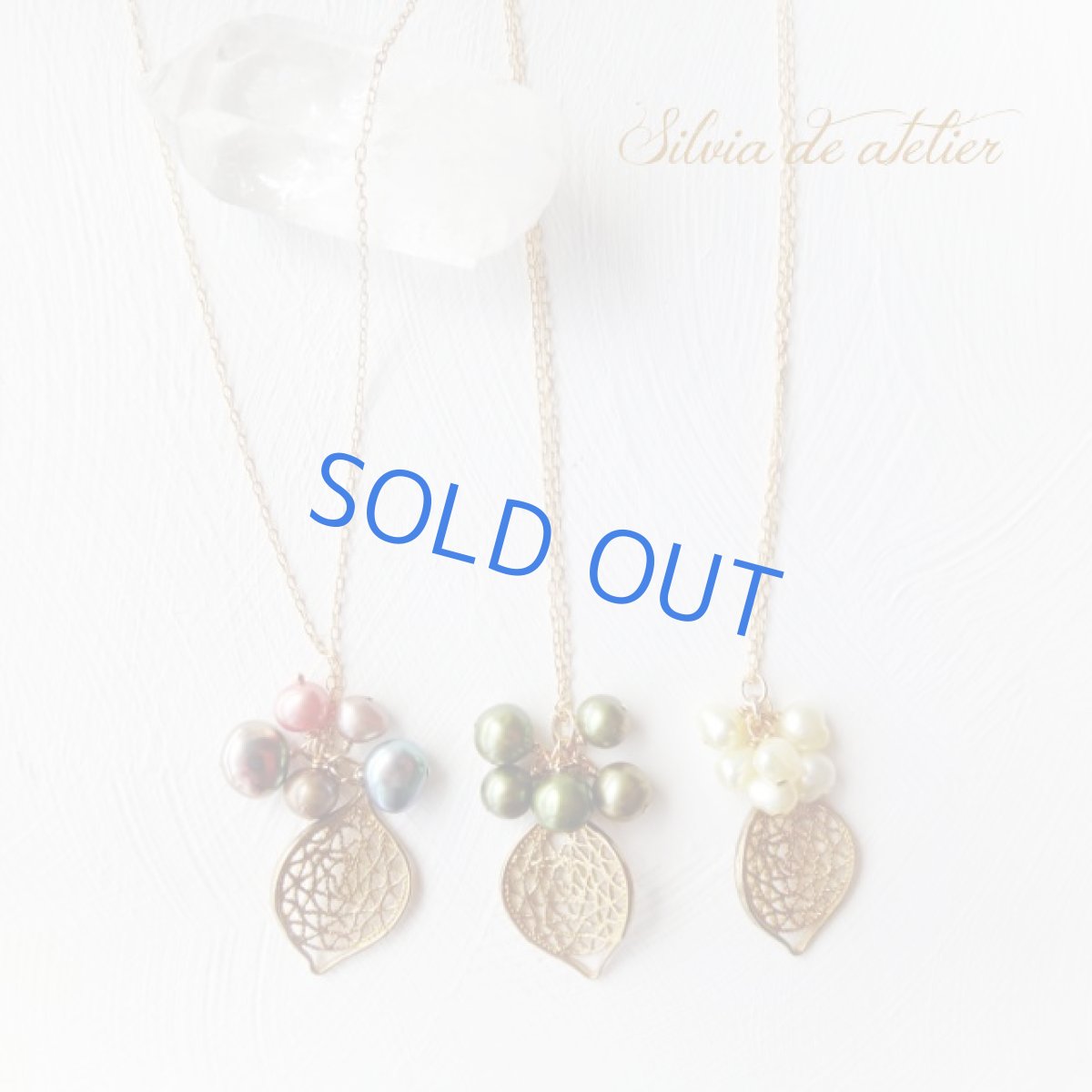 画像2: ＜各1点もの＞カラー淡水パールフリンジ　リーフ透かしチャーム　ゴールドロングネックレス (2)