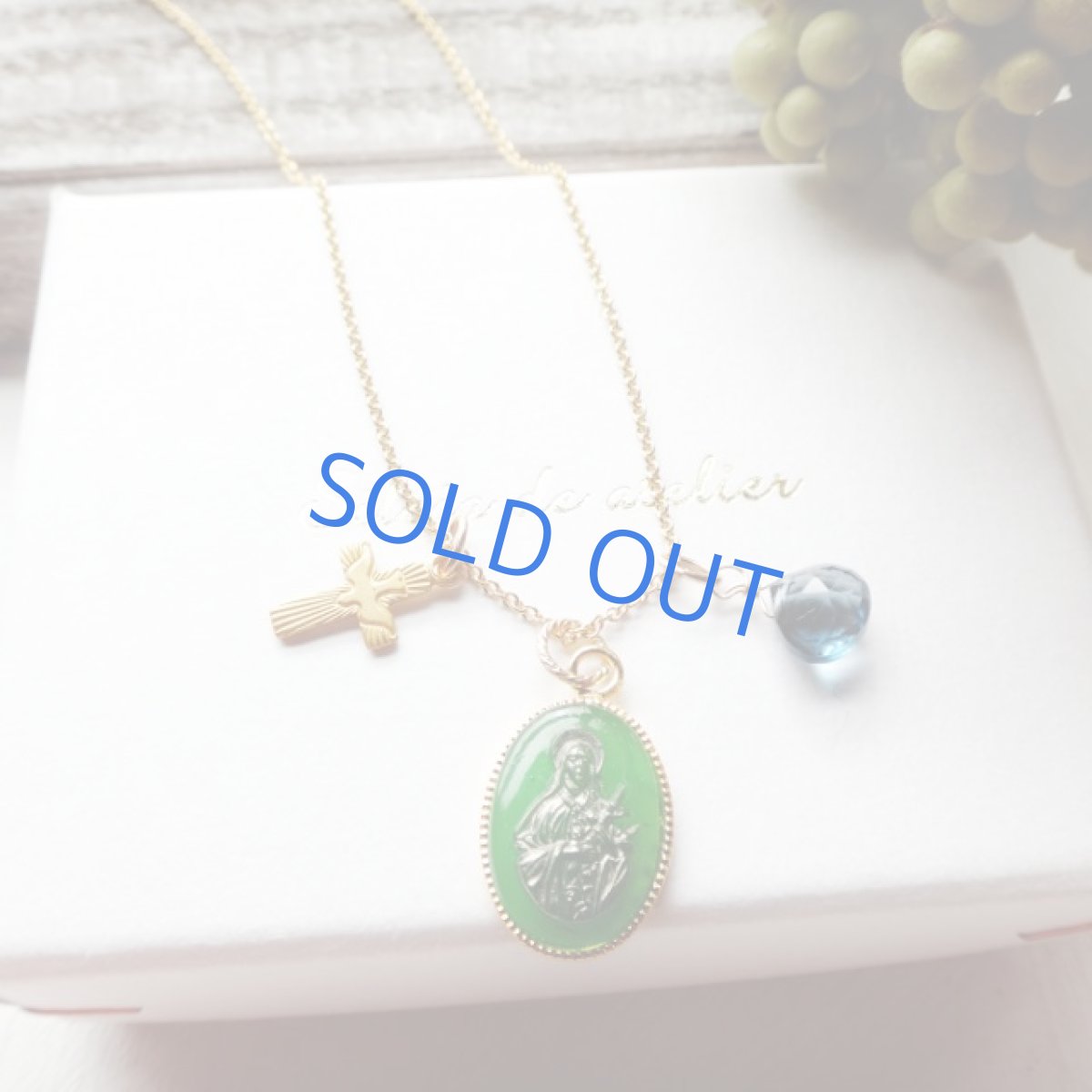 画像4: vintageグリーンガラス　マリアメダイ　クロス＆ロンドンブルートパーズチャーム　　14kgfネックレス (4)