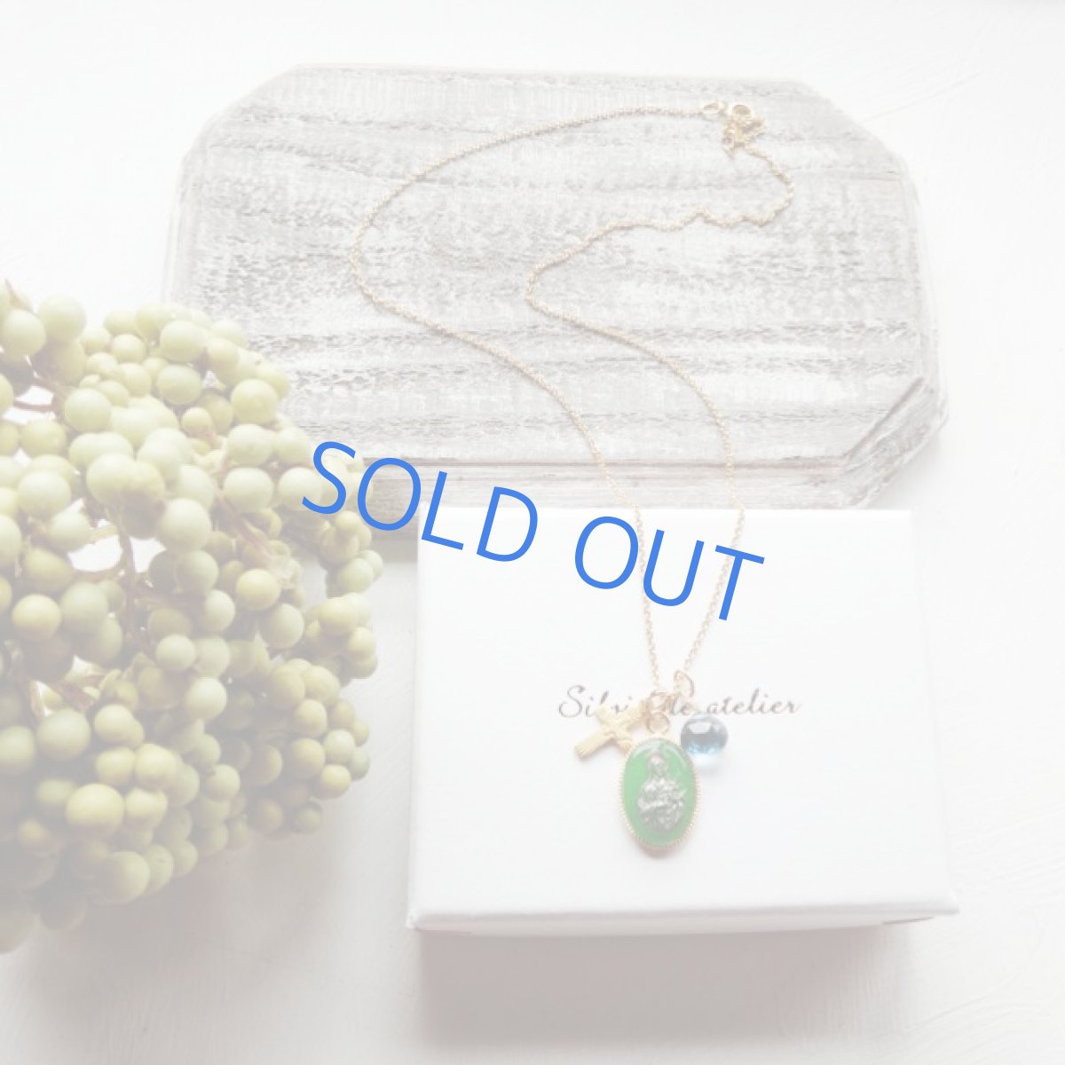 画像2: vintageグリーンガラス　マリアメダイ　クロス＆ロンドンブルートパーズチャーム　　14kgfネックレス (2)