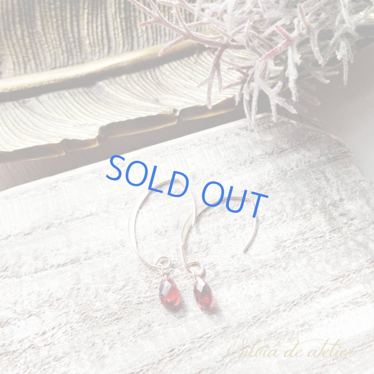 画像4: <1点もの＞モザンビークガーネット　ペアシェイプ　14kgfアーモンドフックピアス (4)