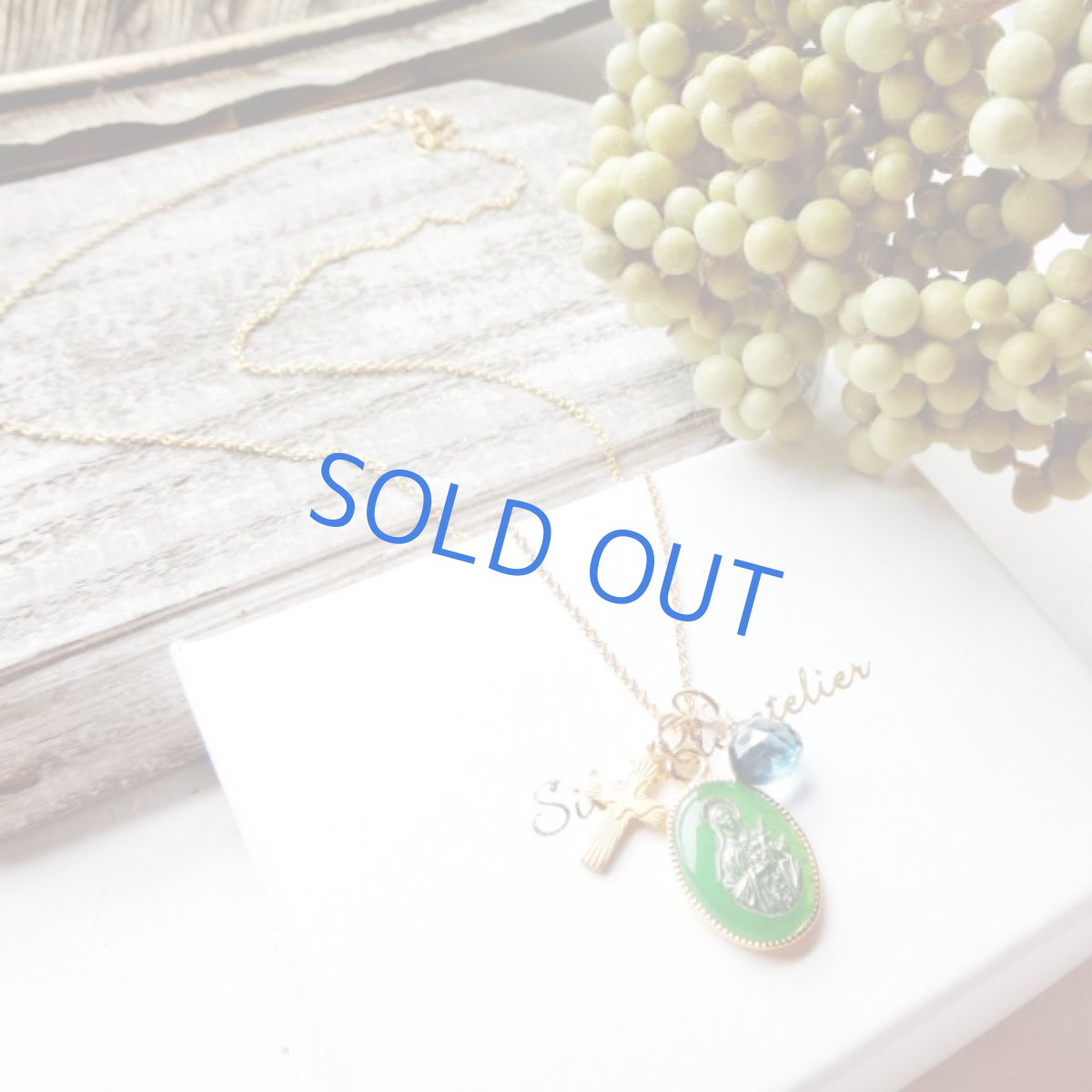 画像5: vintageグリーンガラス　マリアメダイ　クロス＆ロンドンブルートパーズチャーム　　14kgfネックレス (5)