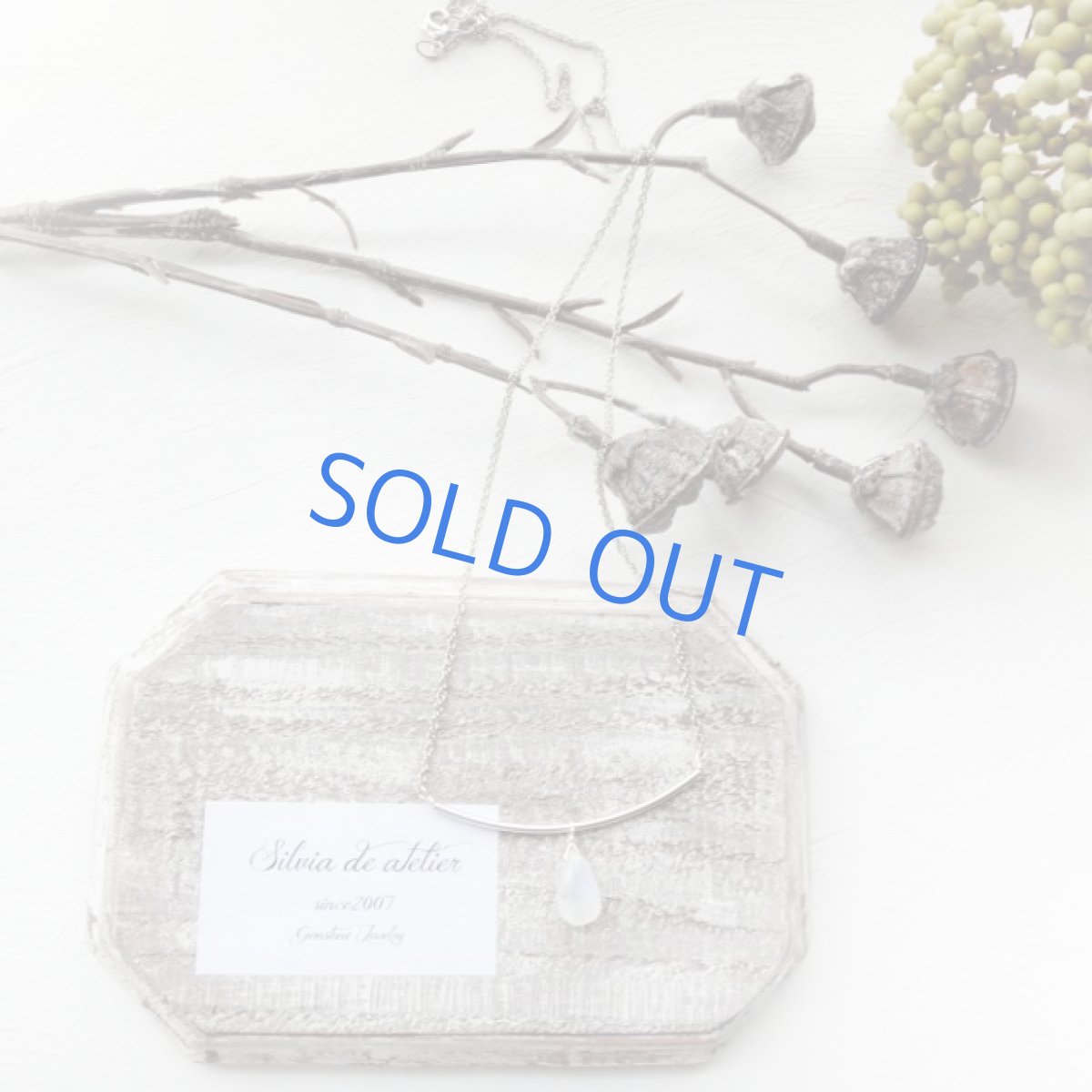 画像4: ＜残り1＞大粒レインボームーンストーンペアシェイプ　シルバーチェーンネックレス (4)