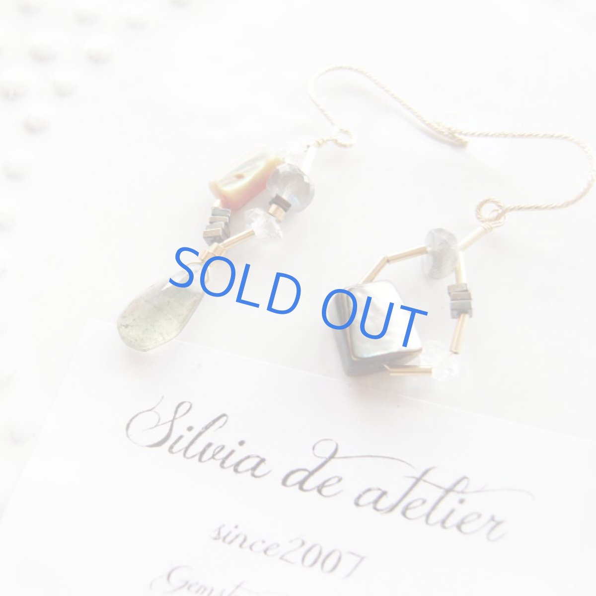 画像3: 1点もの　アシンメトリー　アバロンシェル＆モスアクアマリン　星座　14kgfフックピアス (3)