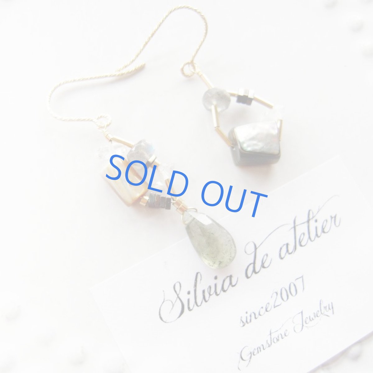 画像2: 1点もの　アシンメトリー　アバロンシェル＆モスアクアマリン　星座　14kgfフックピアス (2)