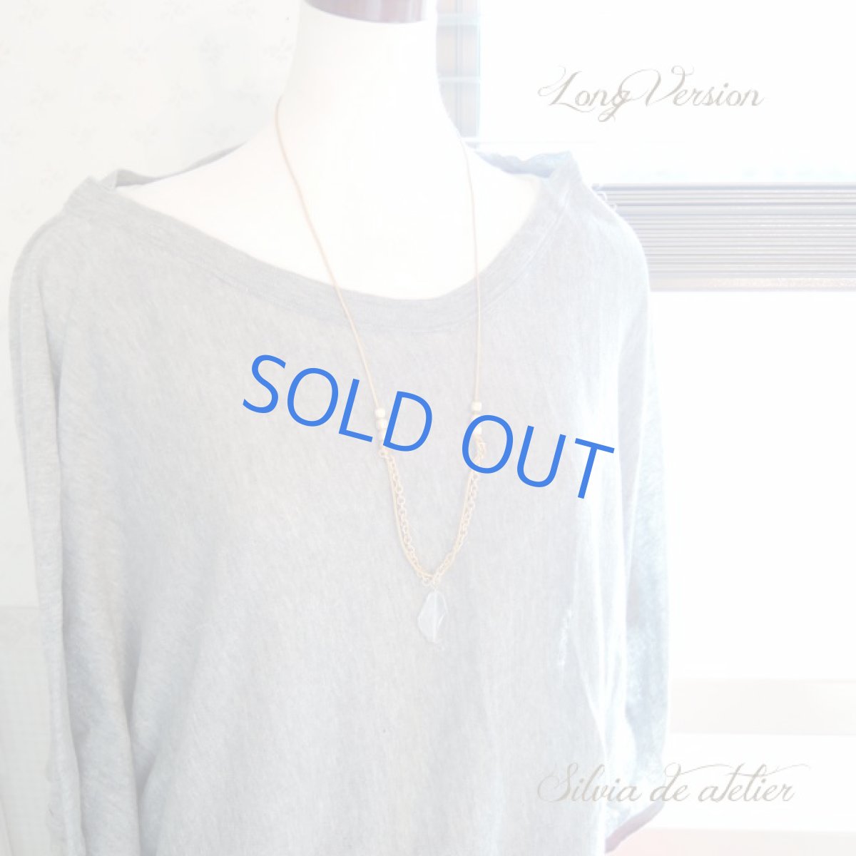 画像8: ＜各１点もの・残りミディアムのみ＞大粒クリスタルタンブルフラット　ゴールド革コード　ロングネックレス (8)