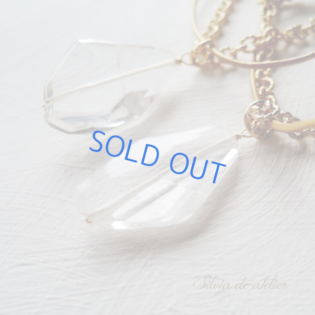 画像7: ＜各１点もの・残りミディアムのみ＞大粒クリスタルタンブルフラット　ゴールド革コード　ロングネックレス (7)