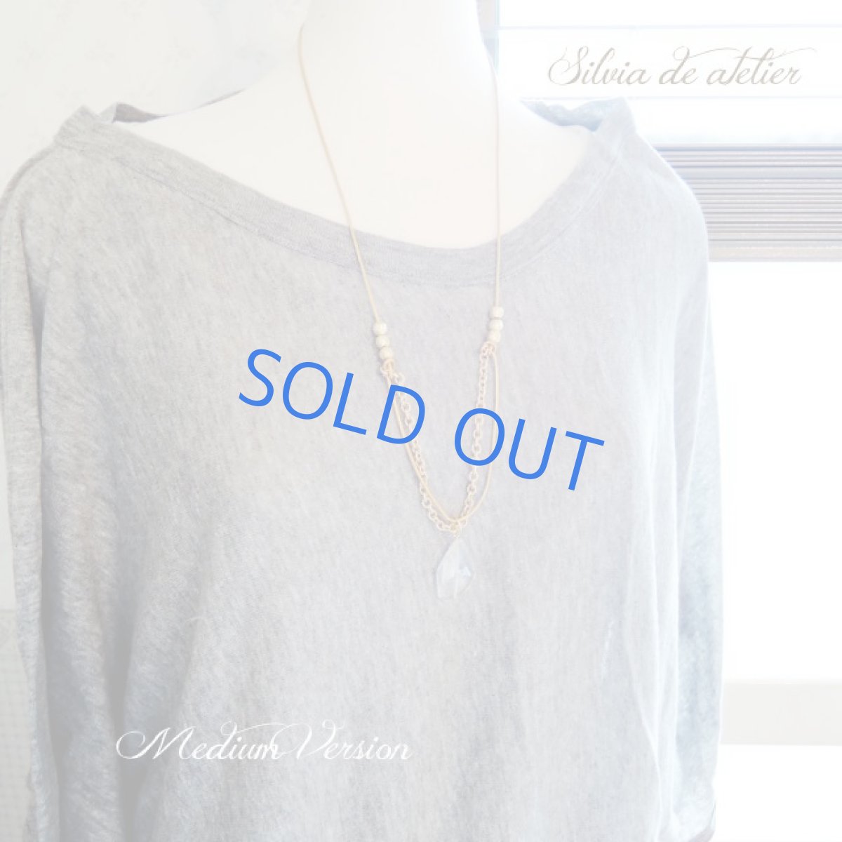 画像11: ＜各１点もの・残りミディアムのみ＞大粒クリスタルタンブルフラット　ゴールド革コード　ロングネックレス (11)