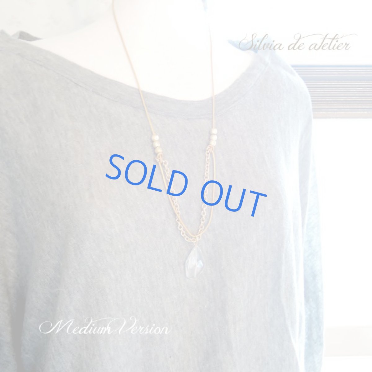 画像10: ＜各１点もの・残りミディアムのみ＞大粒クリスタルタンブルフラット　ゴールド革コード　ロングネックレス (10)