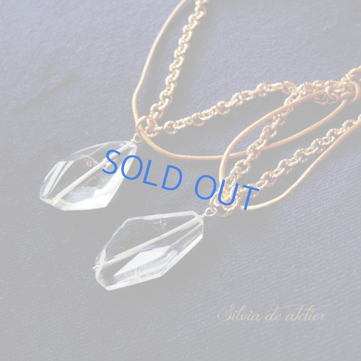 画像2: ＜各１点もの・残りミディアムのみ＞大粒クリスタルタンブルフラット　ゴールド革コード　ロングネックレス (2)