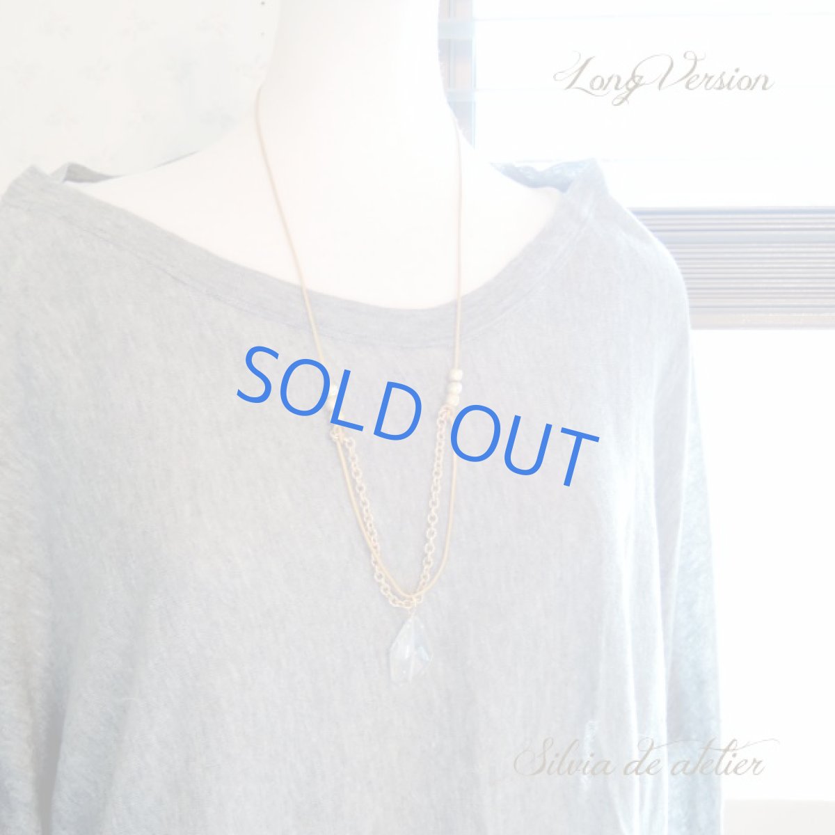 画像9: ＜各１点もの・残りミディアムのみ＞大粒クリスタルタンブルフラット　ゴールド革コード　ロングネックレス (9)