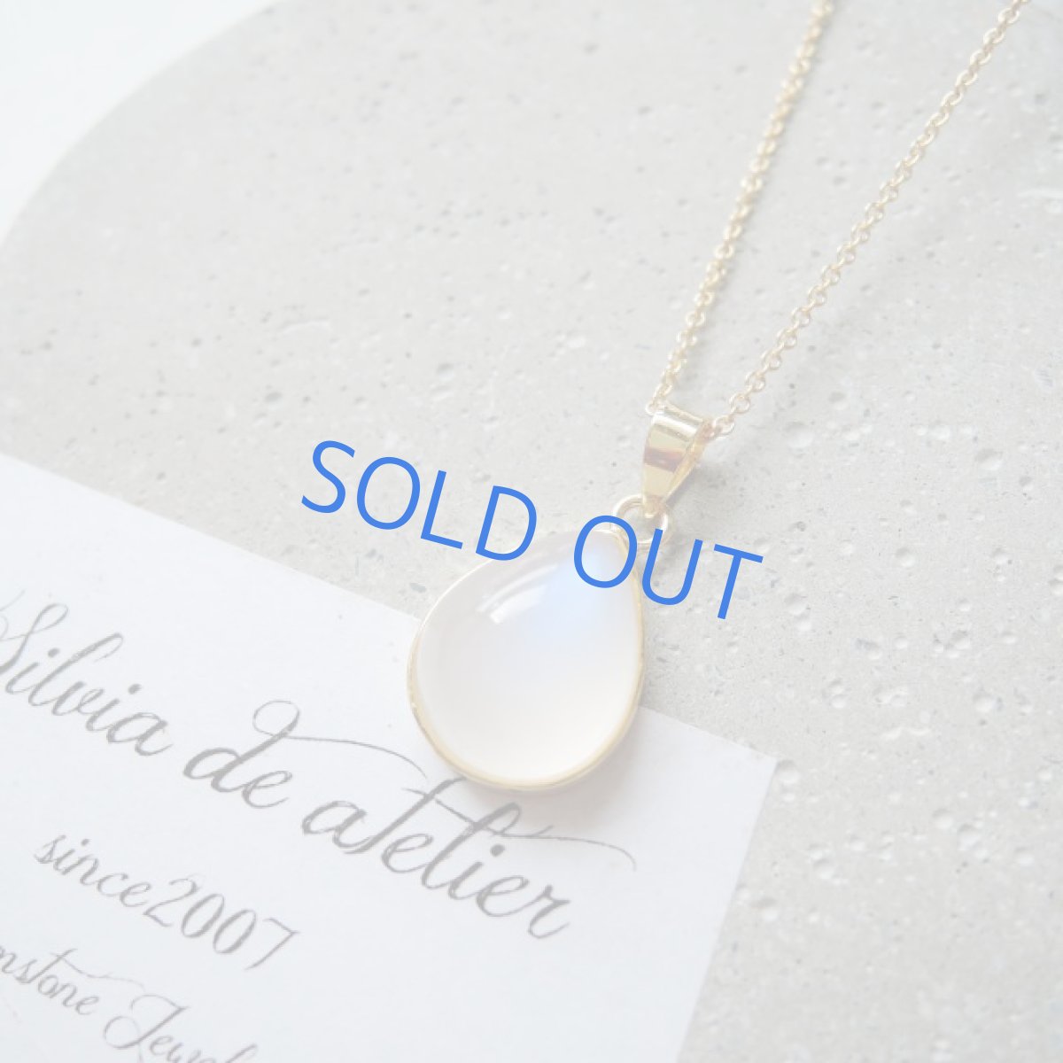 画像2: ＜1点もの・A＞AAAランク　ロイヤルブルームーンストーン（ペリステライト）　カボション　14kgf　ネックレス (2)