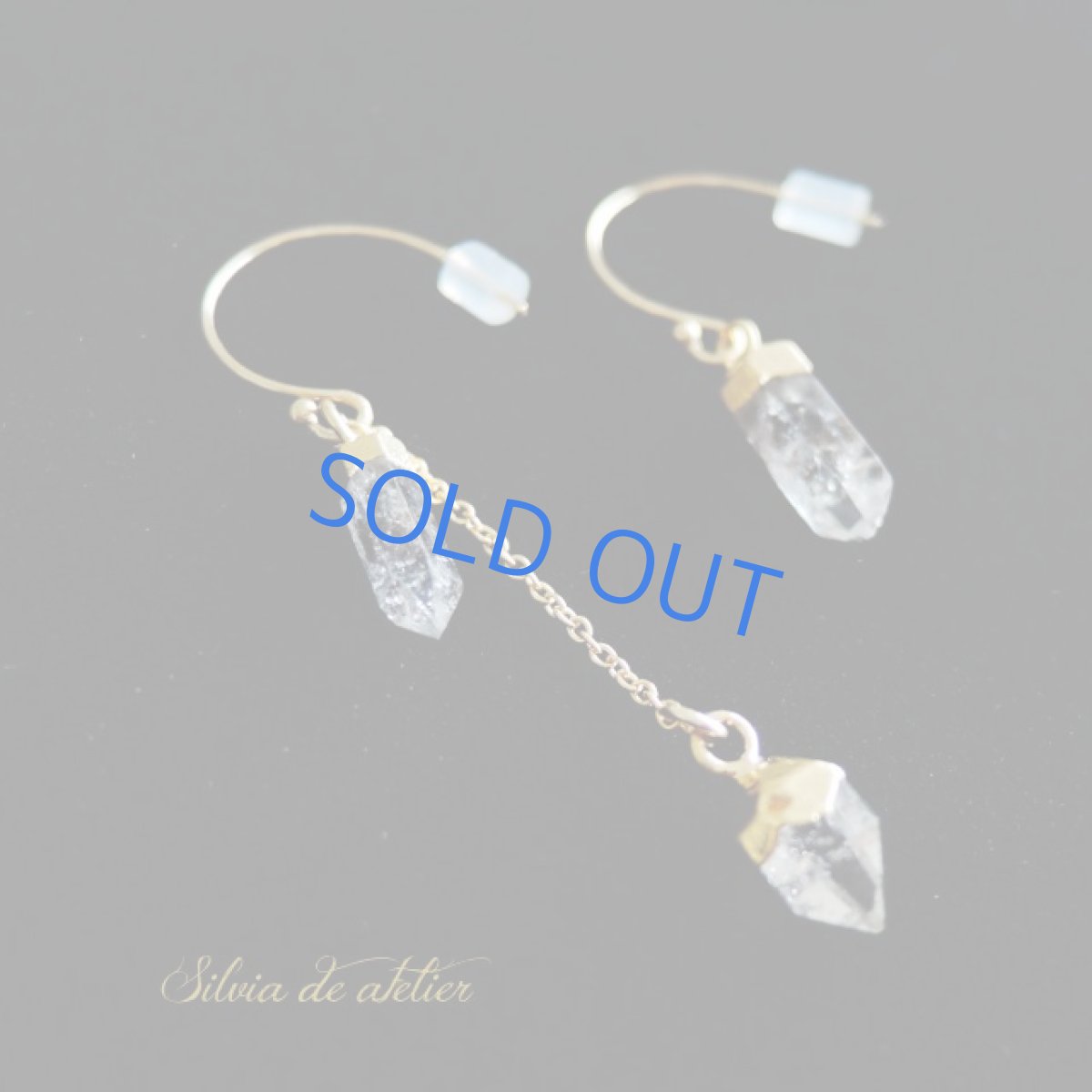 画像4: 【イヤリング変更可】アフガニスタン産 カーボン入りクリスタル ミニ14kgfアシンメトリー フープチェーンピアス (4)