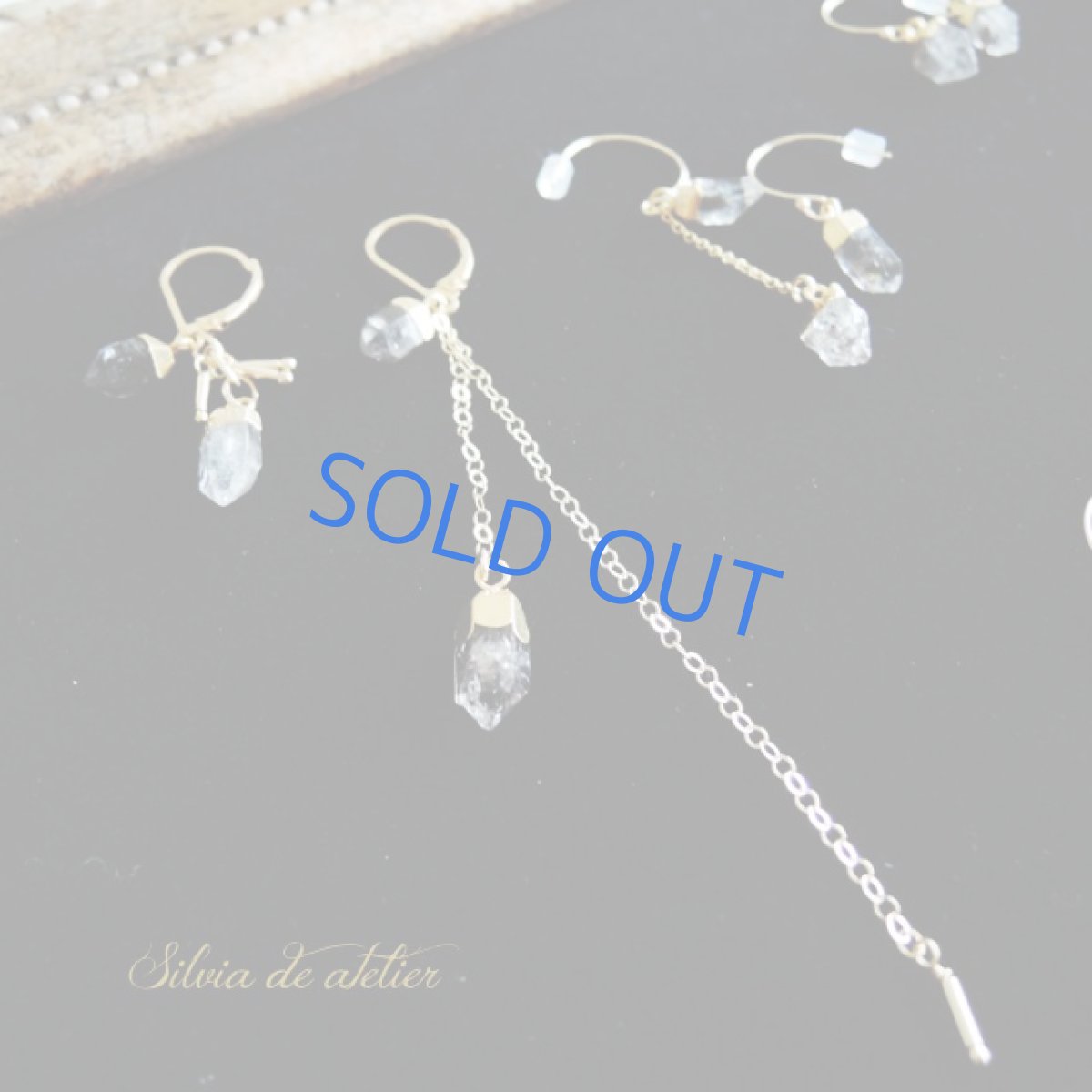 画像4: 【1点もの・イヤリング変更可】アフガニスタン産 カーボン入りクリスタル 14kgfアシンメトリーチェーン レバーフックピアス (4)