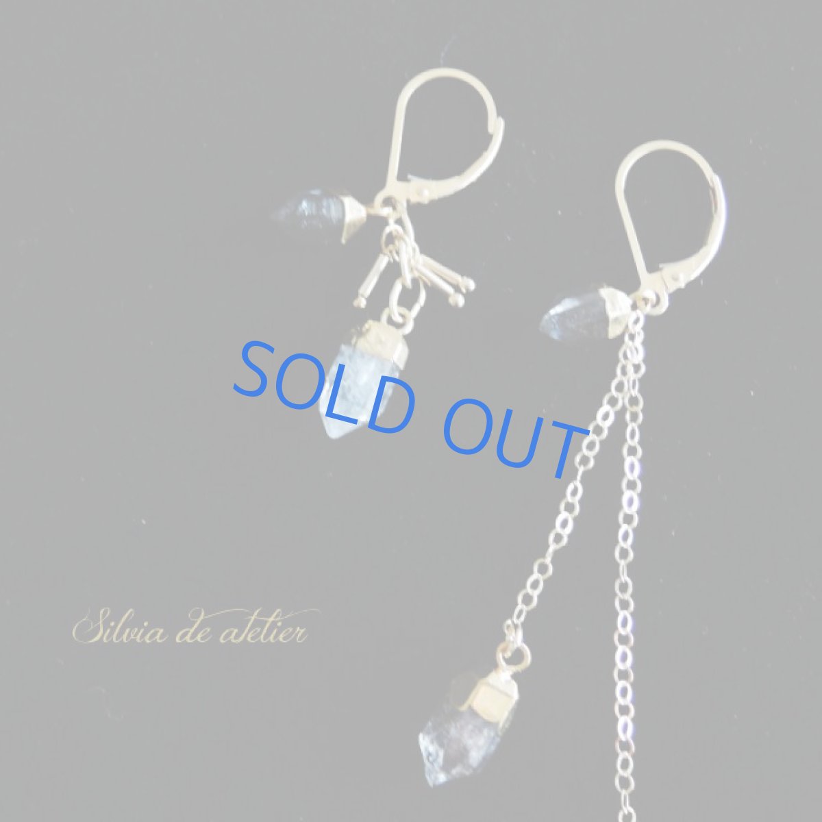 画像2: 【1点もの・イヤリング変更可】アフガニスタン産 カーボン入りクリスタル 14kgfアシンメトリーチェーン レバーフックピアス (2)