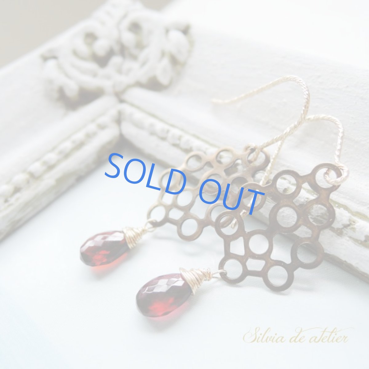 画像4: 【イヤリング変更可・限定1】アンティークゴールドチャーム ガーネットペアシェイプ 14kgfフックピアス (4)