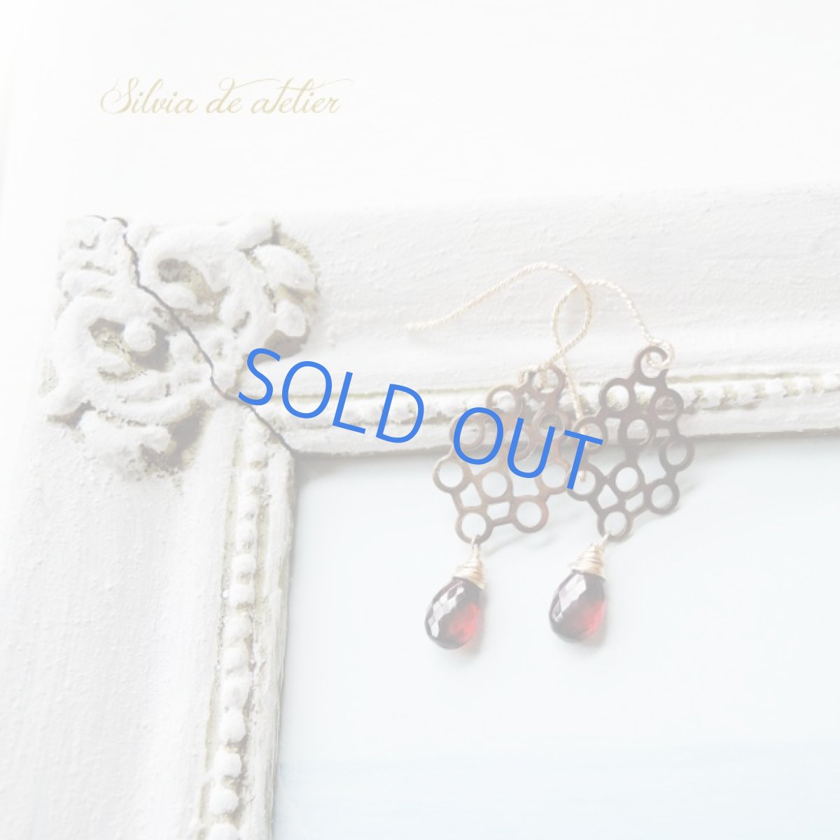 画像2: 【イヤリング変更可・限定1】アンティークゴールドチャーム ガーネットペアシェイプ 14kgfフックピアス (2)