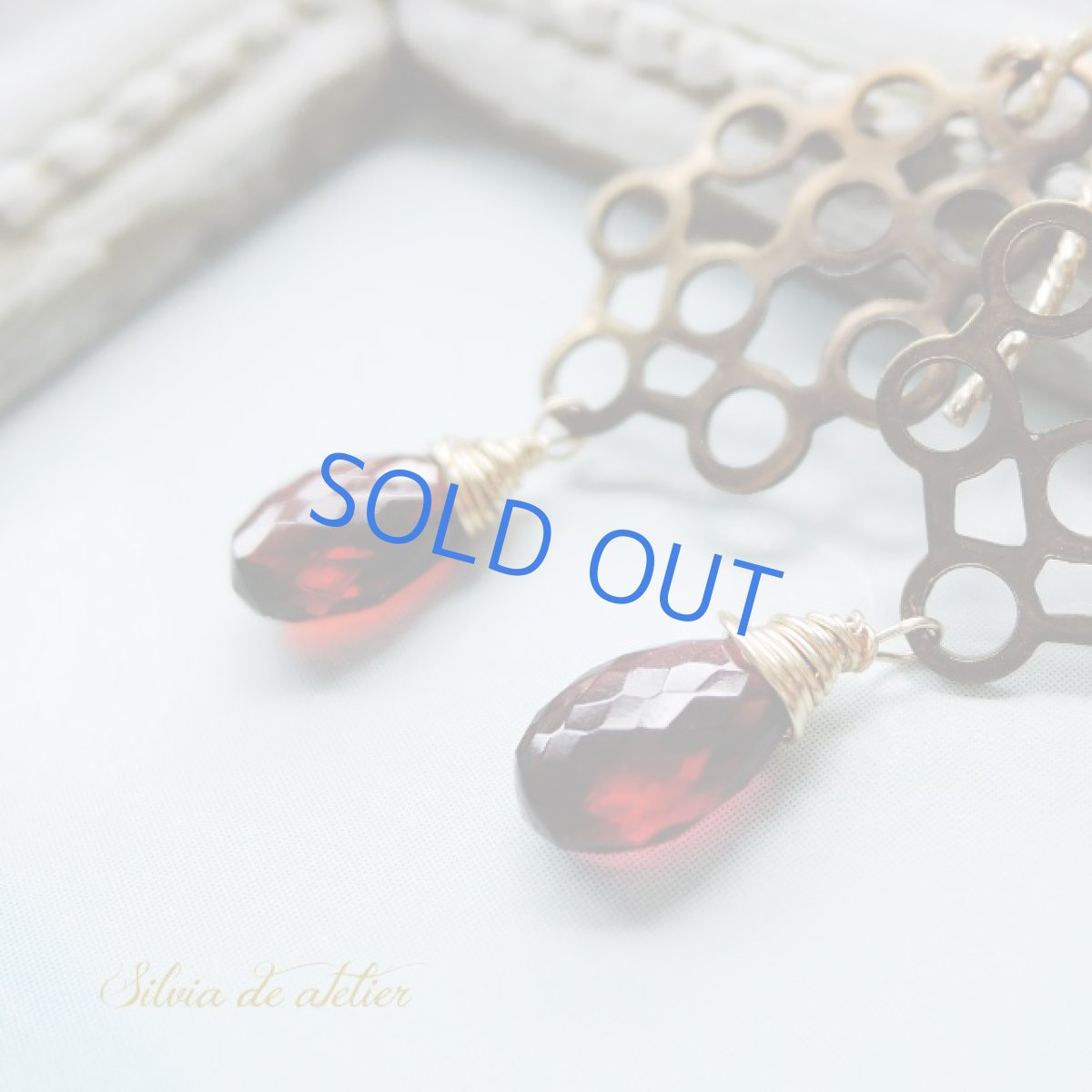 画像3: 【イヤリング変更可・限定1】アンティークゴールドチャーム ガーネットペアシェイプ 14kgfフックピアス (3)