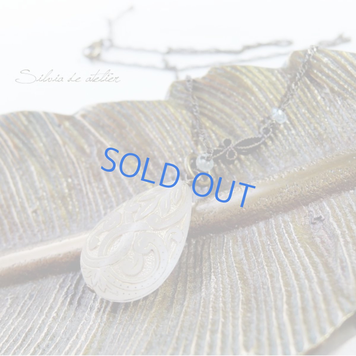 画像3: ＜限定1＞ドイツ製アクリルホワイトドロップ　アンティークゴールドネックレス (3)