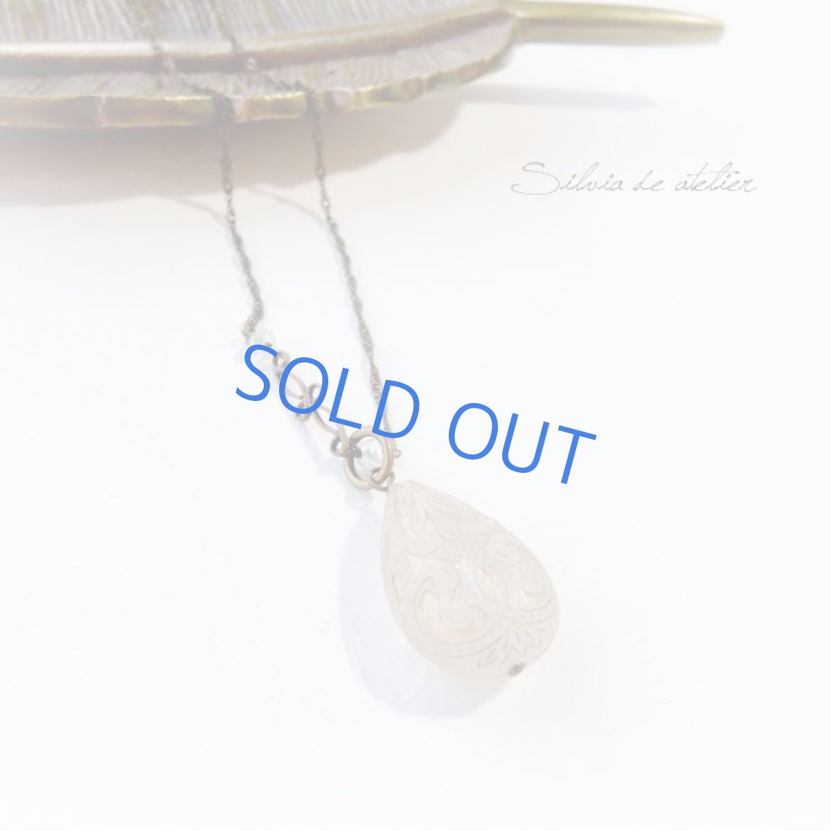 画像4: ＜限定1＞ドイツ製アクリルホワイトドロップ　アンティークゴールドネックレス (4)