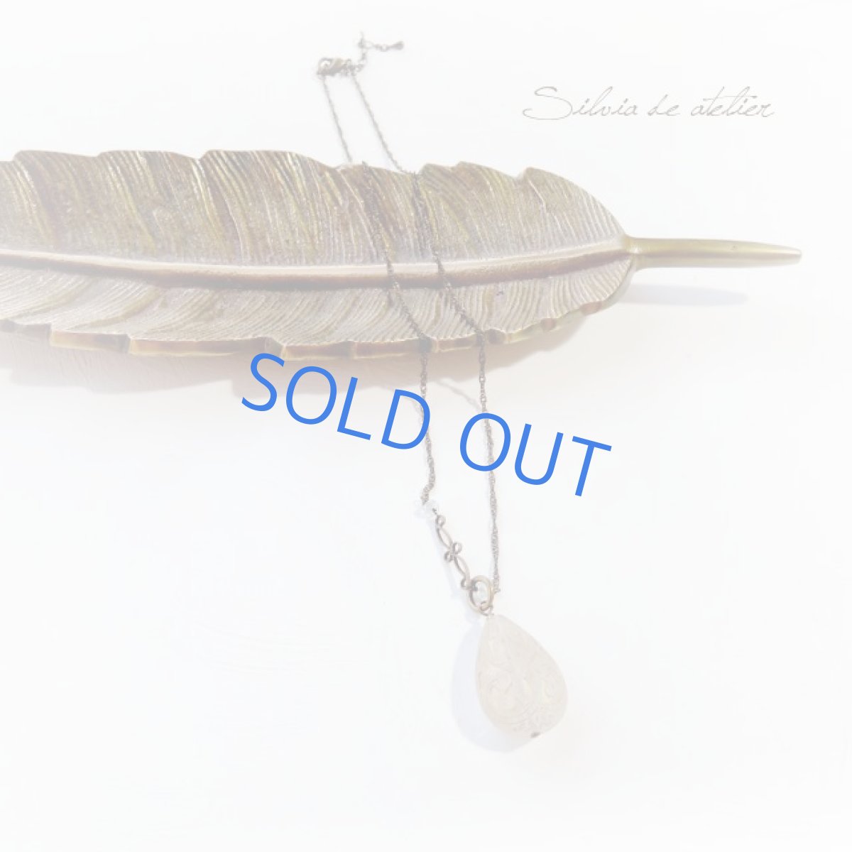 画像2: ＜限定1＞ドイツ製アクリルホワイトドロップ　アンティークゴールドネックレス (2)