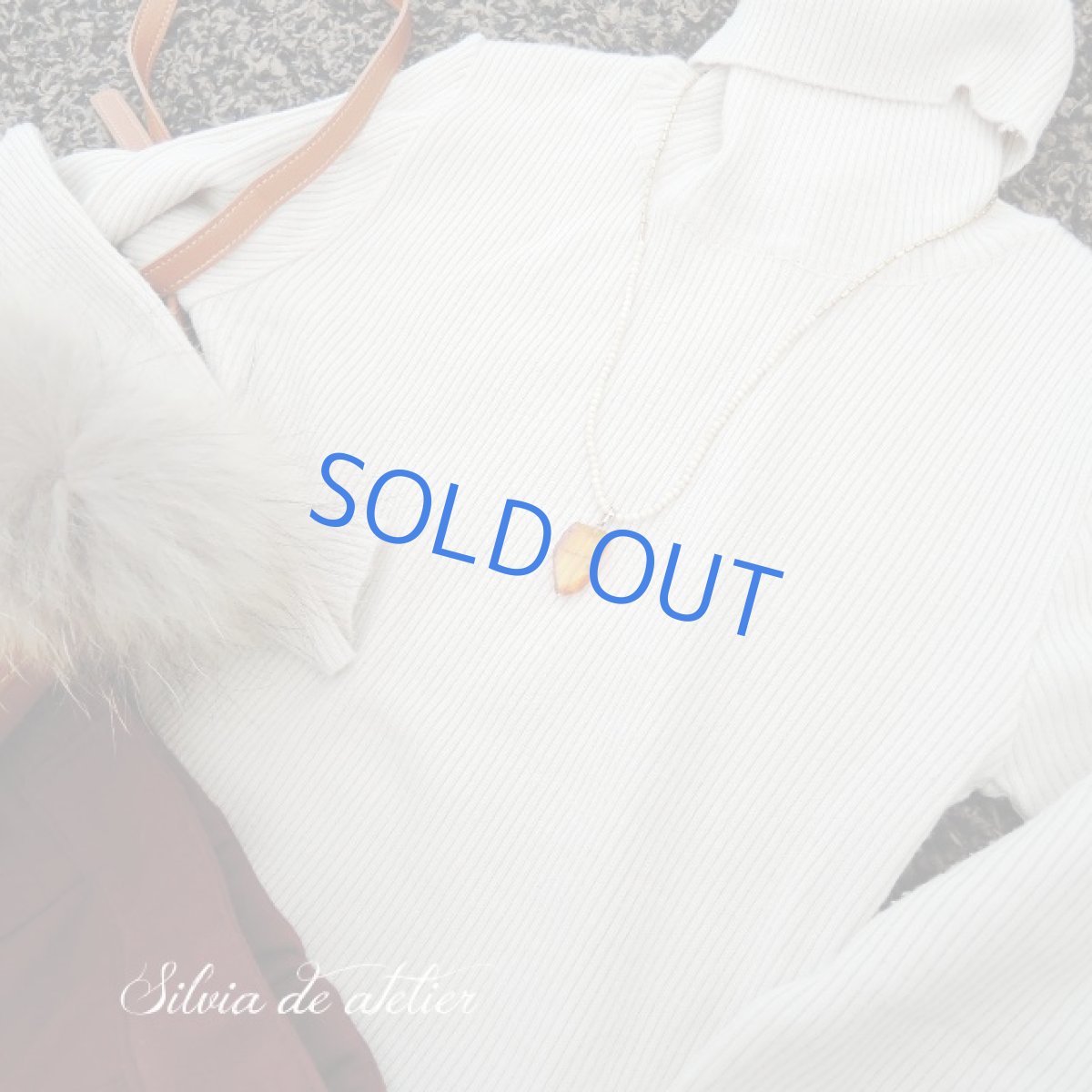 画像8: ＜限定1＞バイカラー　リバーストーン＆真鍮ビーズ　大粒琥珀タブレット　ミディアムネックレス (8)